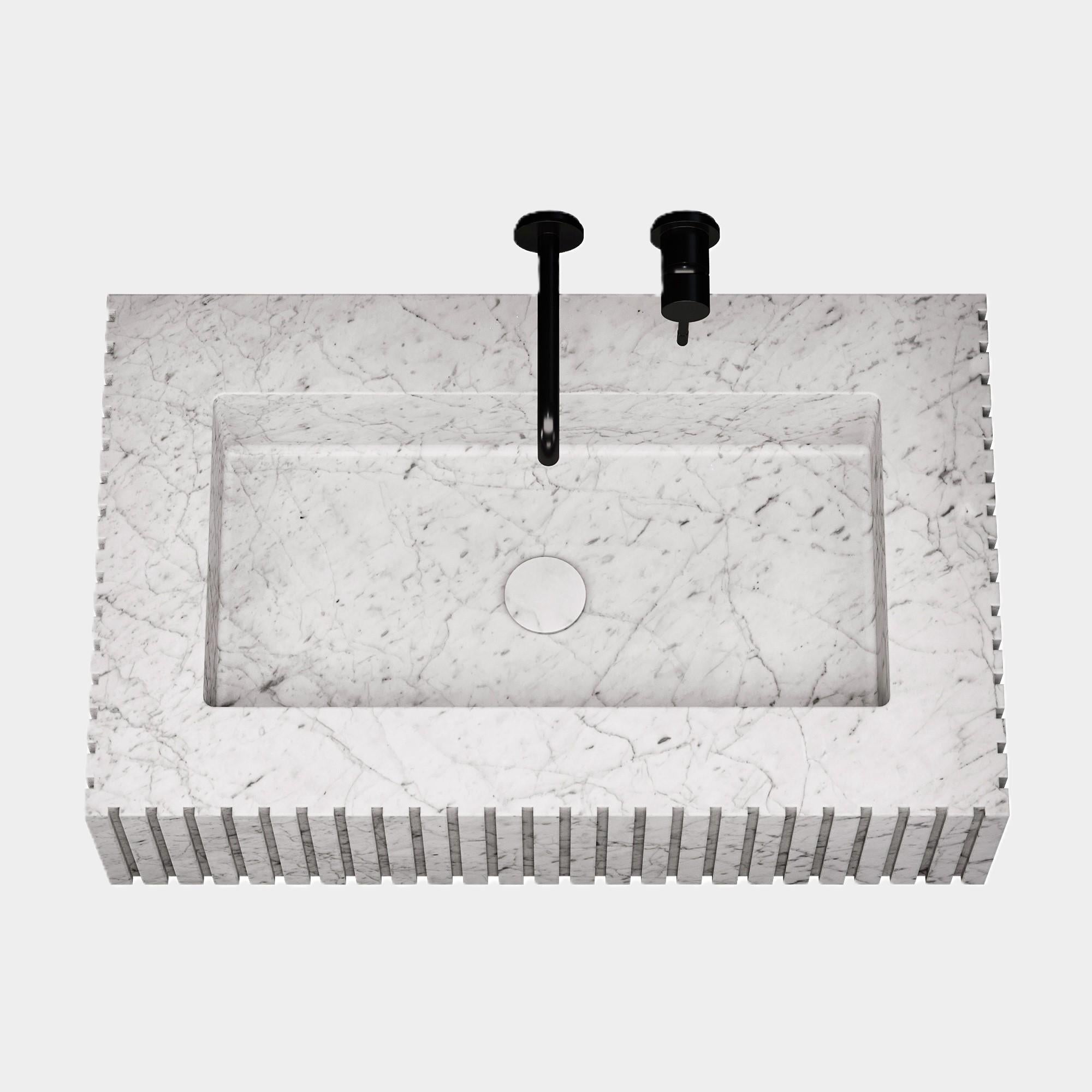 Luca – gerippter Marmorbasin – weißer Carrara – Medium (Skandinavische Moderne) im Angebot