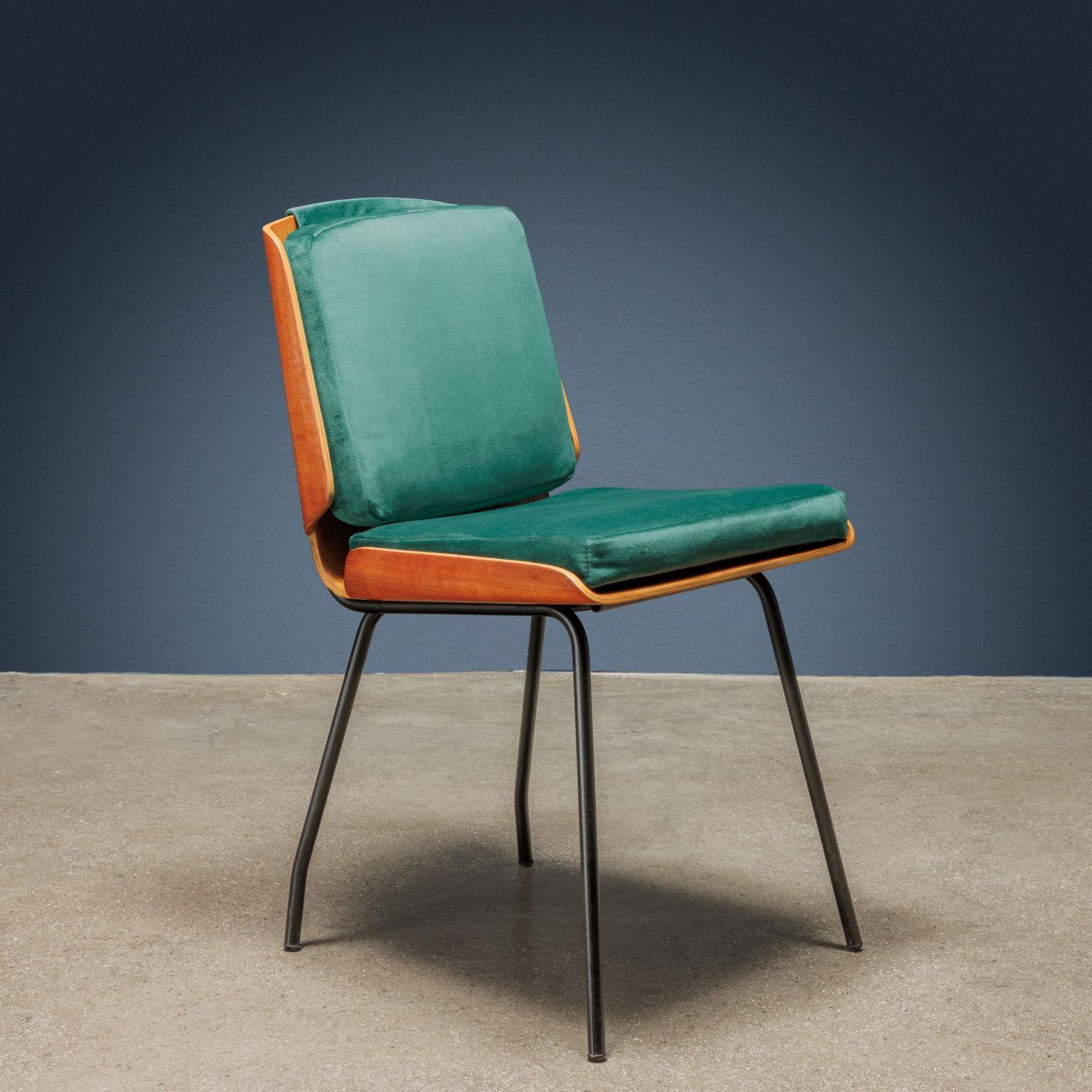 Lucania chair by Giancarlo De Carlo for Arflex; seat created for the furnishing of the motor yacht ‘Lucania’.
The seat shell is made of marbled plywood with teak veneer.
The structure is in black lacquered steel tubing. The seat and backrest are