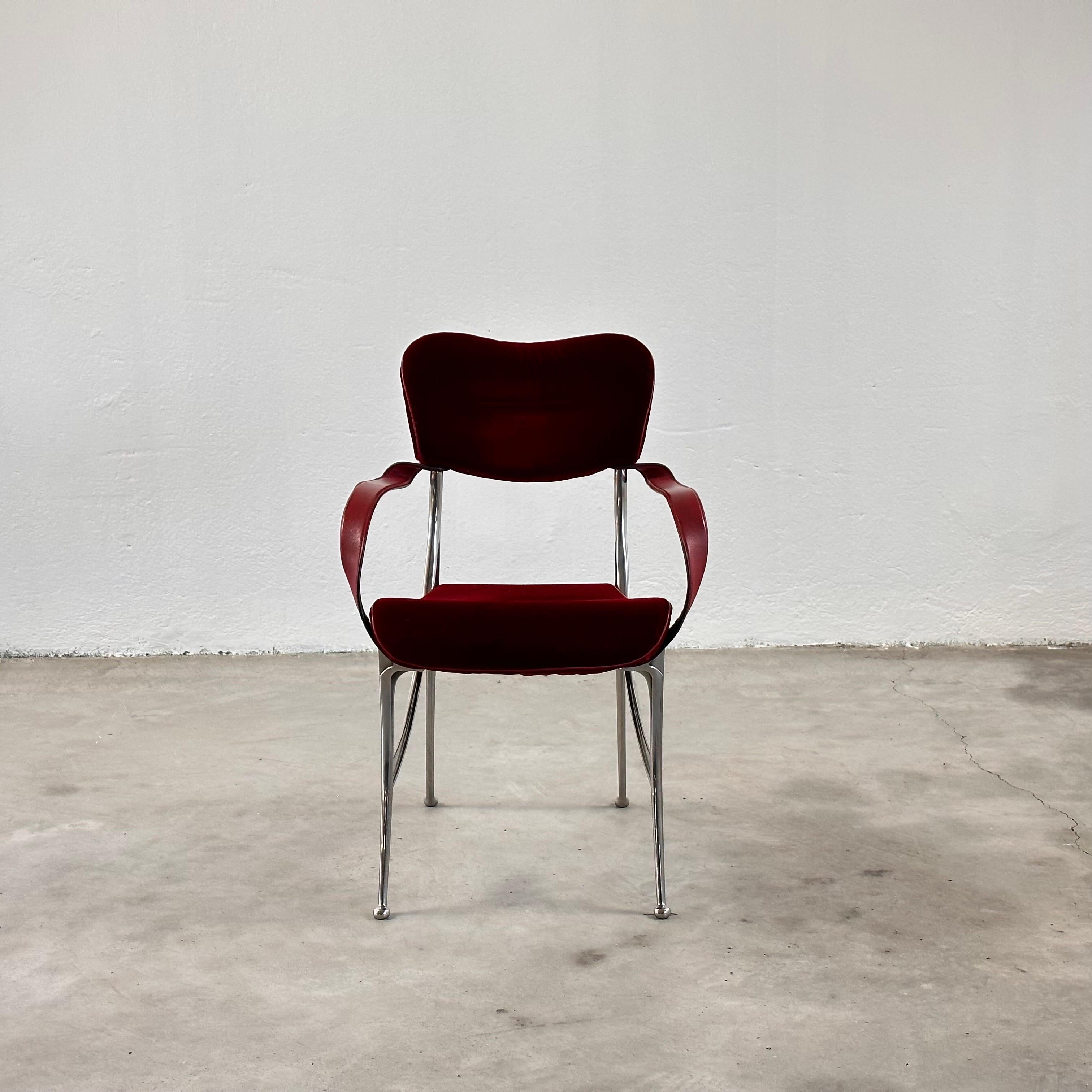 Diese Stühle sind eine harmonische Mischung aus Form und Funktion und verkörpern die unverwechselbare Designphilosophie von Tusquets. Sie verbinden organische Formen mit luxuriösen MATERIALEN und schaffen so ein Highlight, das Eleganz und Stil