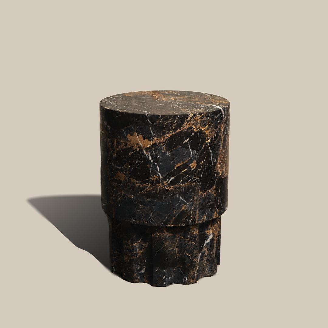 Voici la table d'appoint Lucas. Fabriqué dans un incroyable marbre brun adouci. Cette beauté est l'accent parfait pour n'importe quel endroit de votre maison - nichée entre deux chaises, ou seule au bout d'un canapé.

Veuillez noter que le marbre