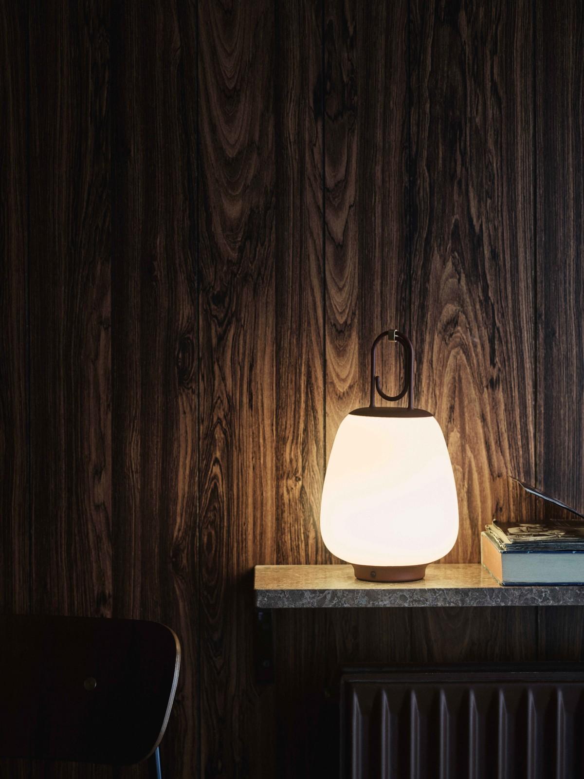 Scandinave moderne Lampe de bureau Lucca SC51 Maroon par Space Copenhagen pour &Tradition en vente