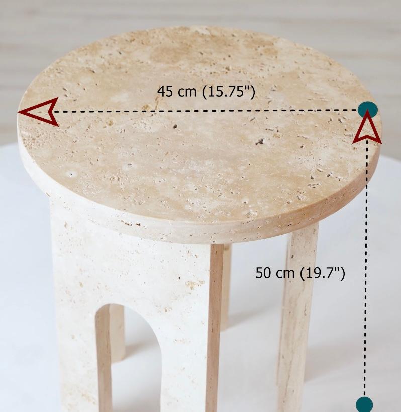 Européen Table d'appoint ronde en pierre de travertin LUCCA, table basse en travertin naturel haut de gamme en vente