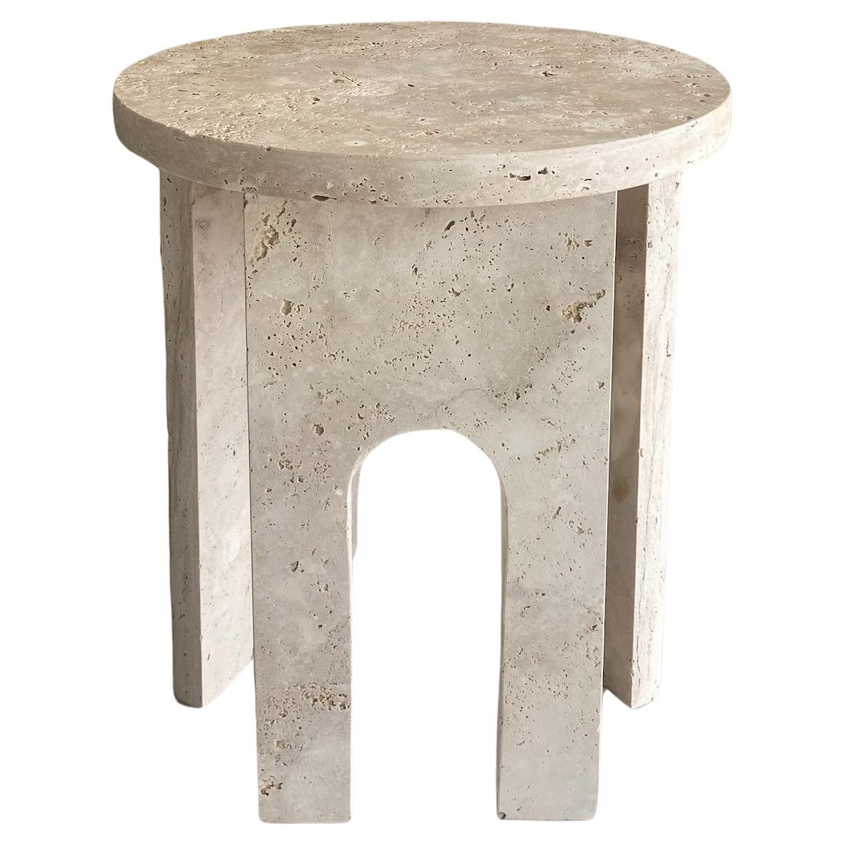 Table d'appoint ronde en pierre de travertin LUCCA, table basse en travertin naturel haut de gamme en vente