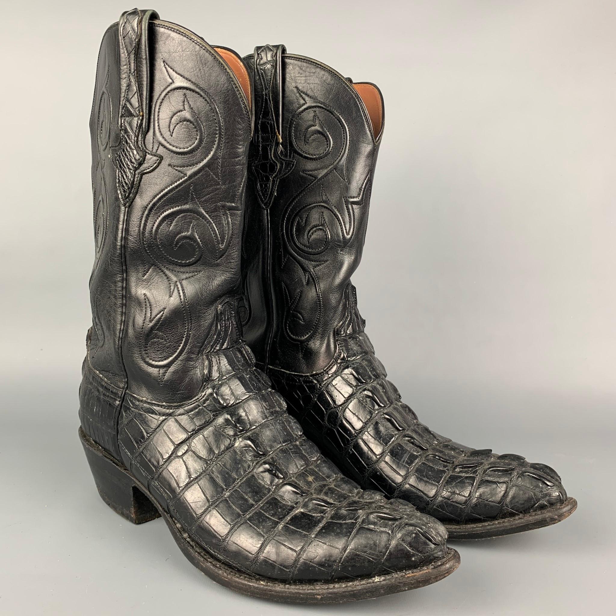 LUCCHESE boots comes in a black alligator leather featuring a pointed toe, slip on, and a chunky heel. Made in USA. 

Good Pre-Owned Condition.
Marked: 11 D 30562
Original Retail Price: $795.00

Measurements:

Length: 12 in.
Width: 4 in.
Height: 12