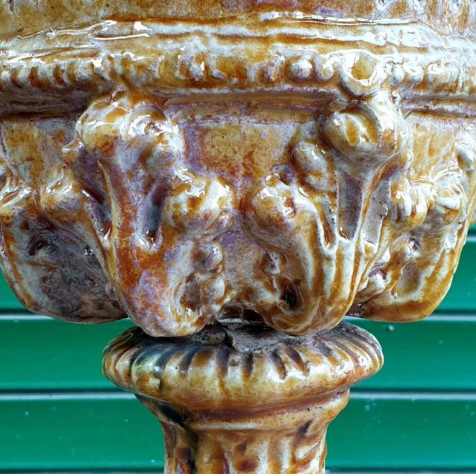 italien Vase Lucchese Fin du 19ème siècle en terre cuite majolisée en vente