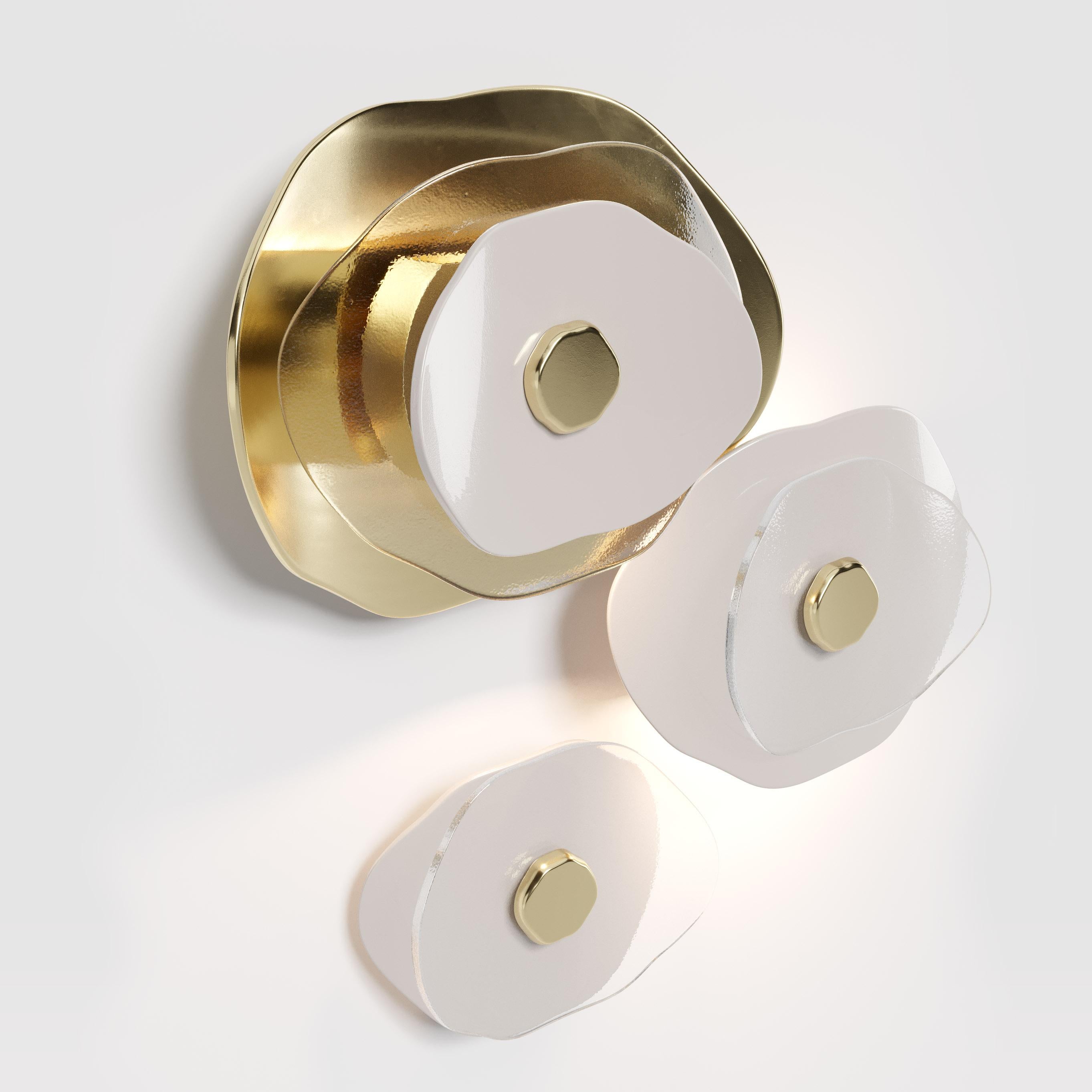 Modern Wall light 3 flowers with petals in clear glass, shiny light gold and white For Sale