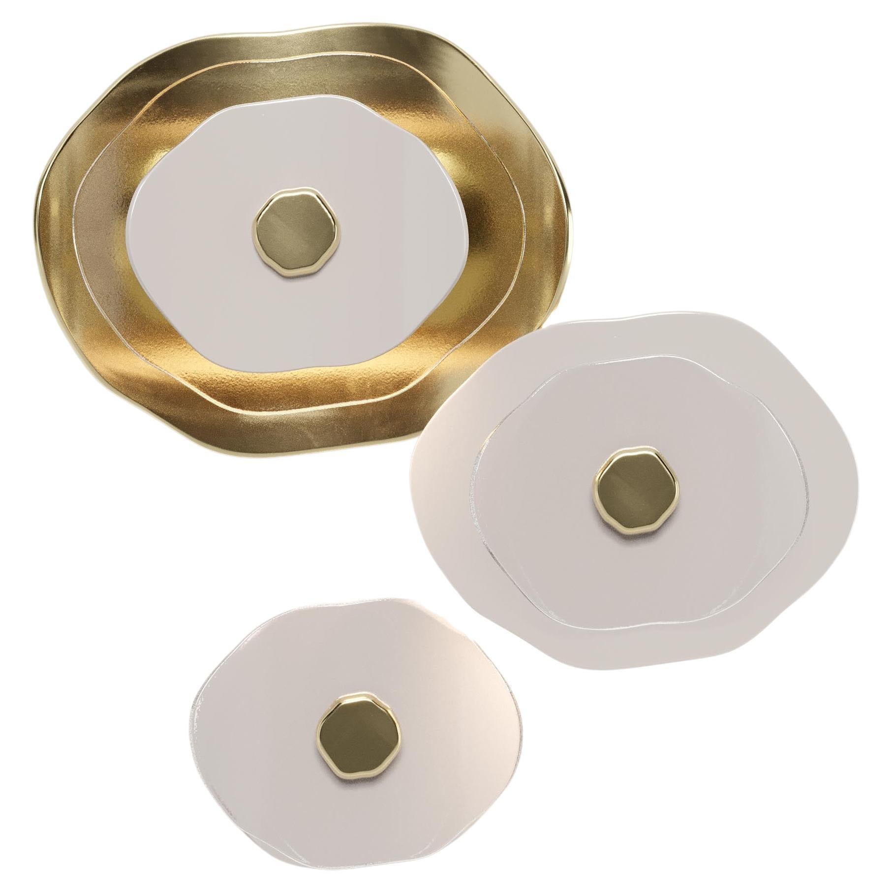 Wall light 3 flowers with petals in clear glass, shiny light gold and white For Sale