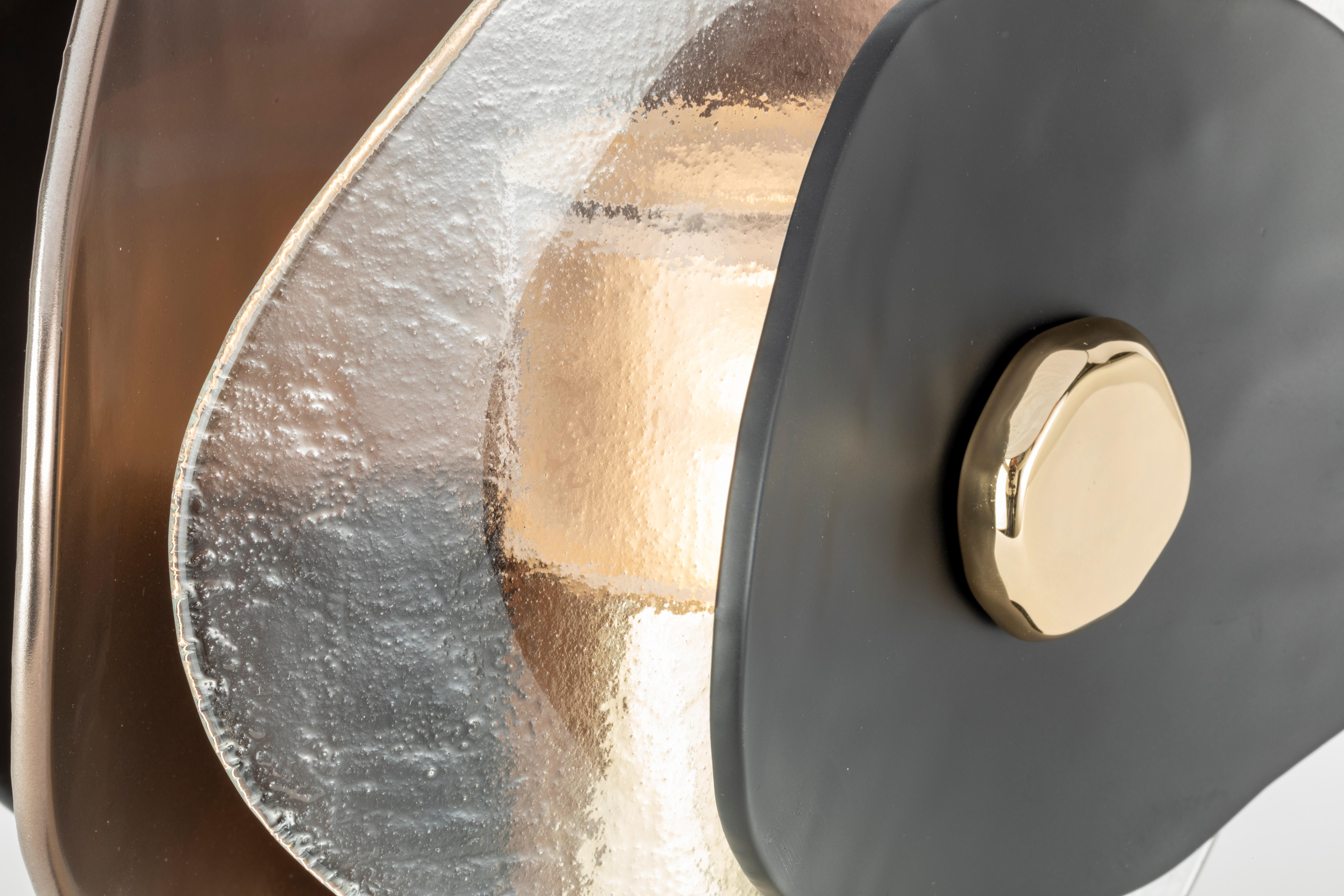 Moderno Luce da tavolo moderna a fiore con petali in vetro trasparente, bronzo e nero in vendita