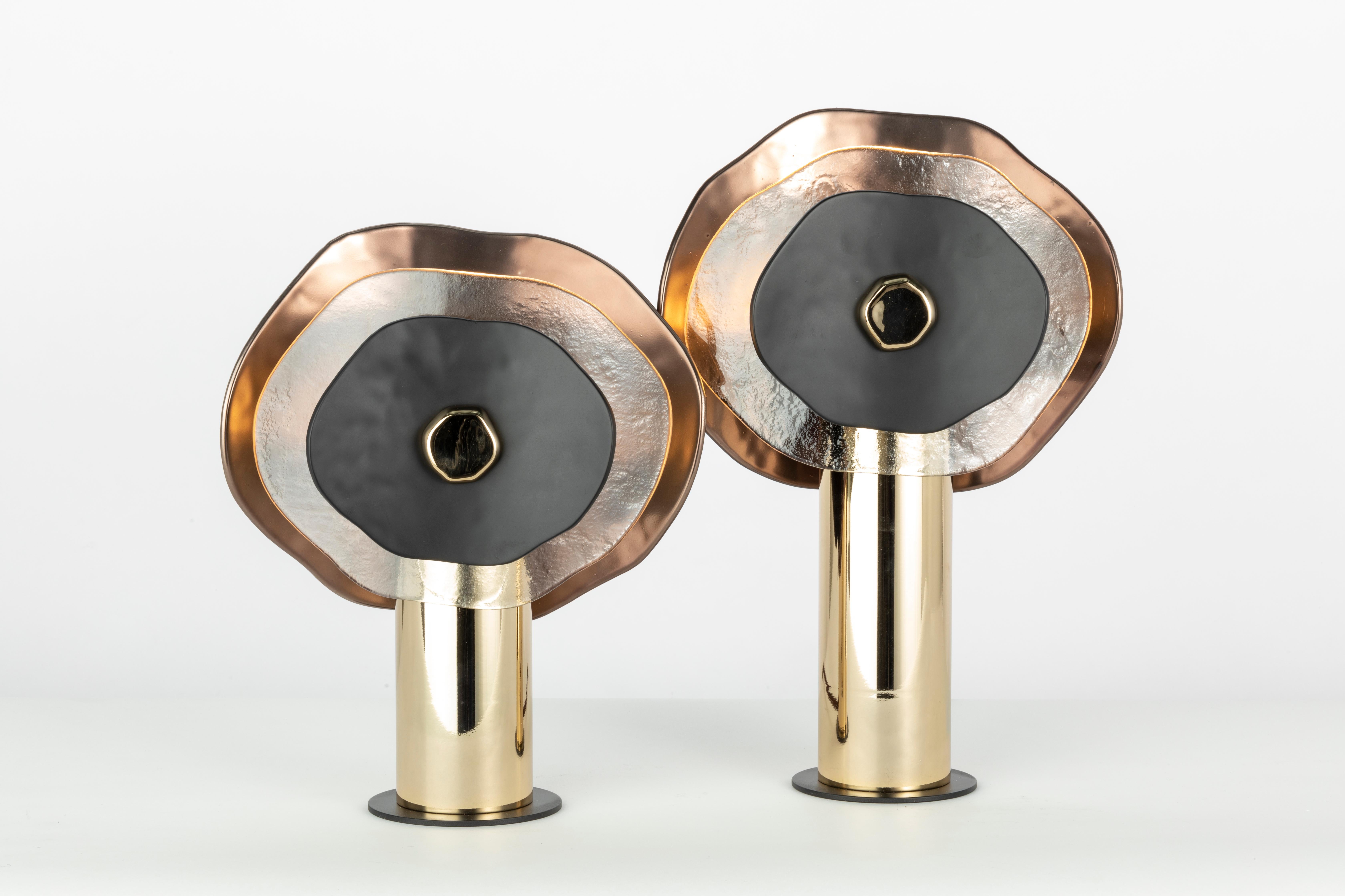 Italian Luce da tavolo moderna a fiore con petali in vetro trasparente, bronzo e nero in vendita