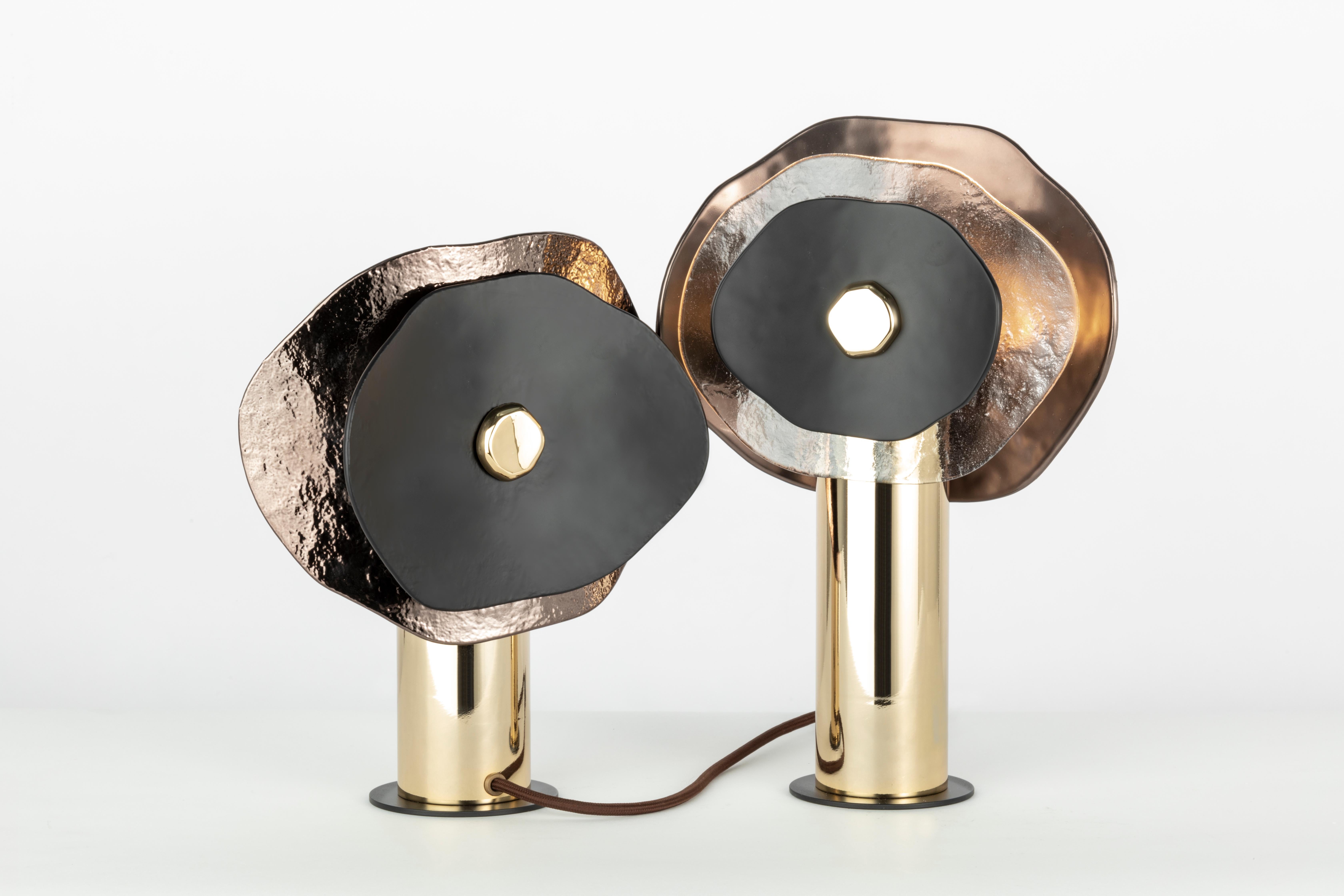Galvanizzato Luce da tavolo moderna a fiore con petali in vetro trasparente, bronzo e nero in vendita