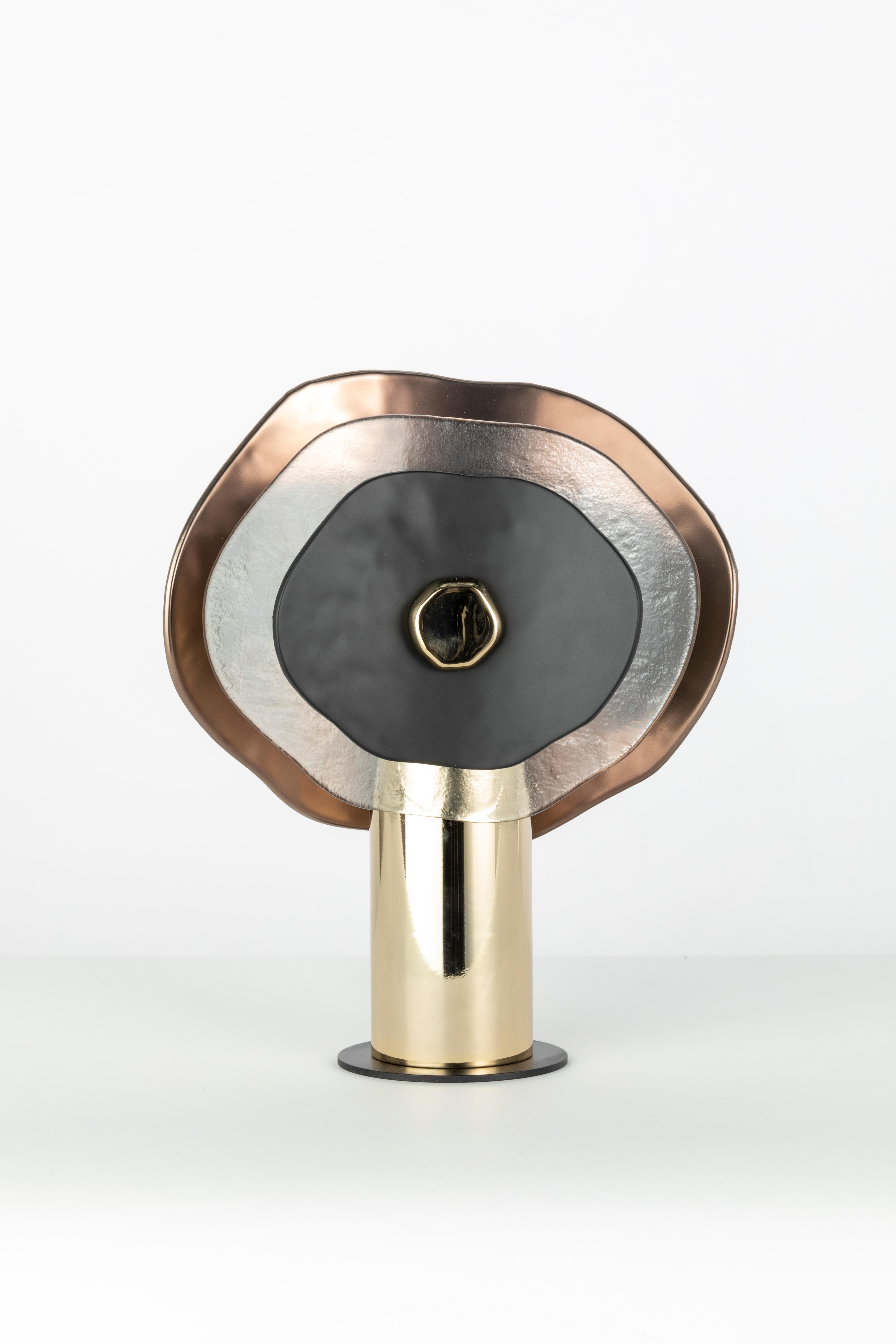 Galvanizzato Luce da tavolo moderna a fiore con petali in vetro trasparente, bronzo e nero in vendita