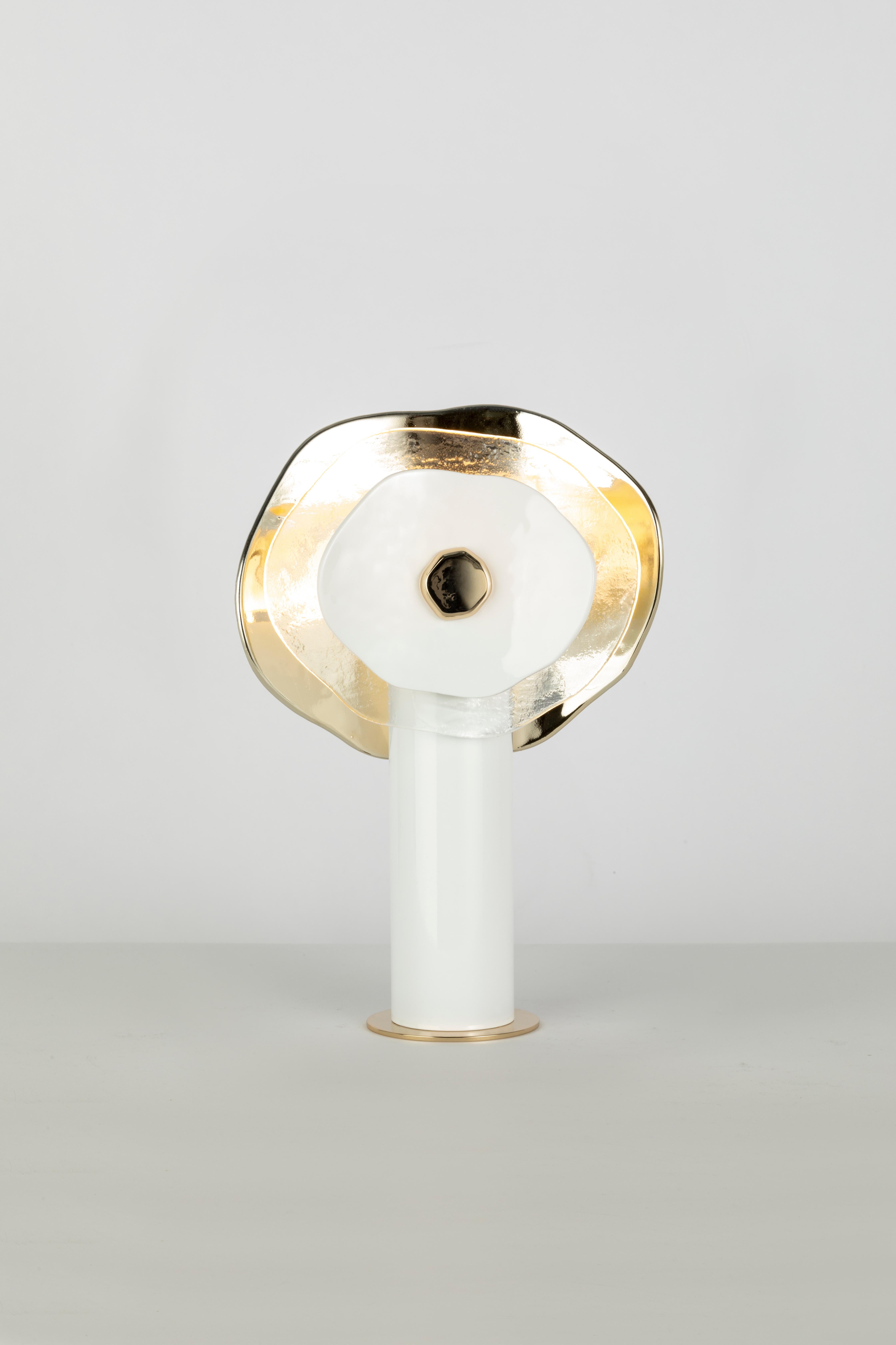 Moderno Luce da tavolo moderna a fiore con petali in vetro trasparente, oro e bianco in vendita