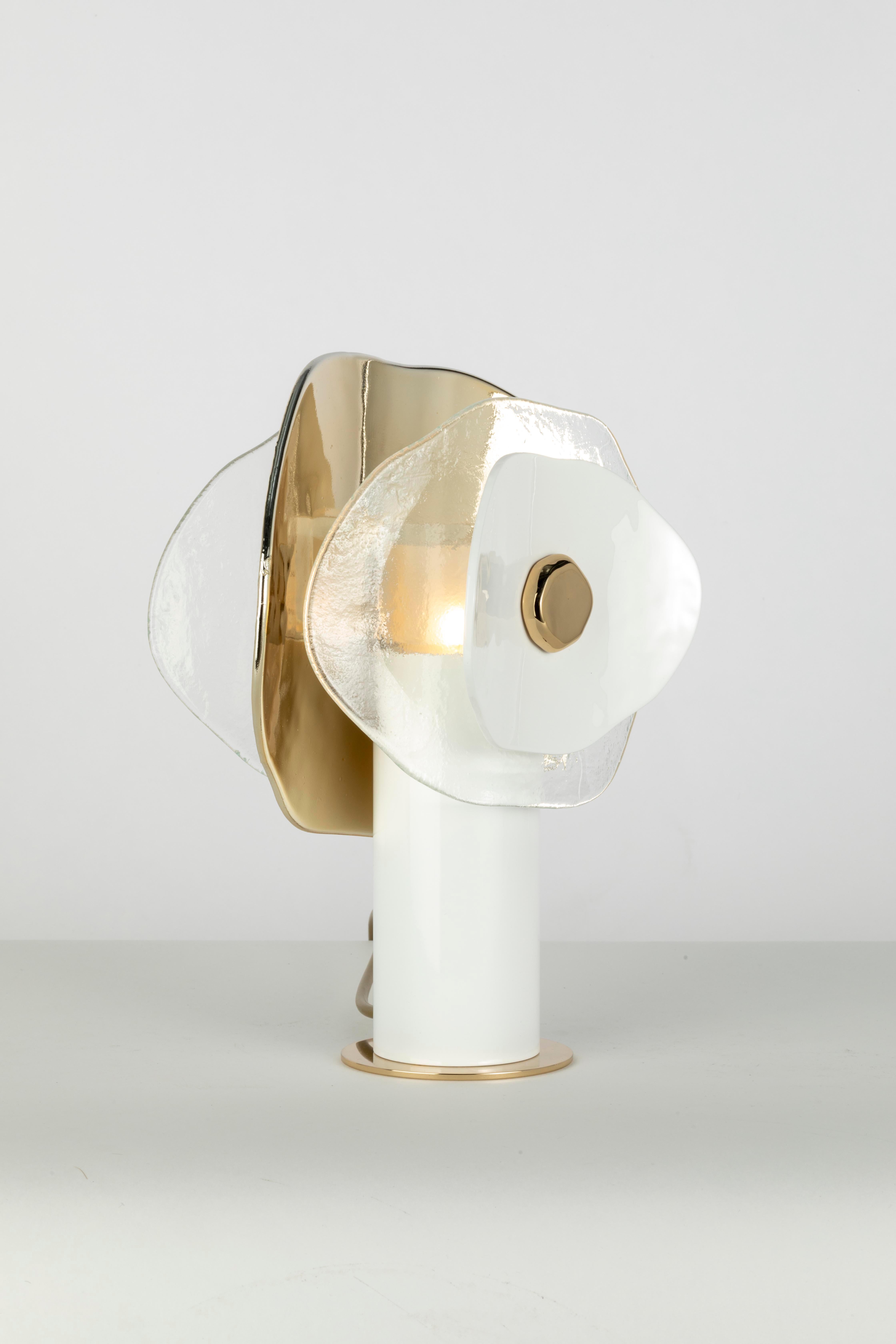 Moderno Luce da tavolo moderna a fiore con petali in vetro trasparente, oro e bianco in vendita
