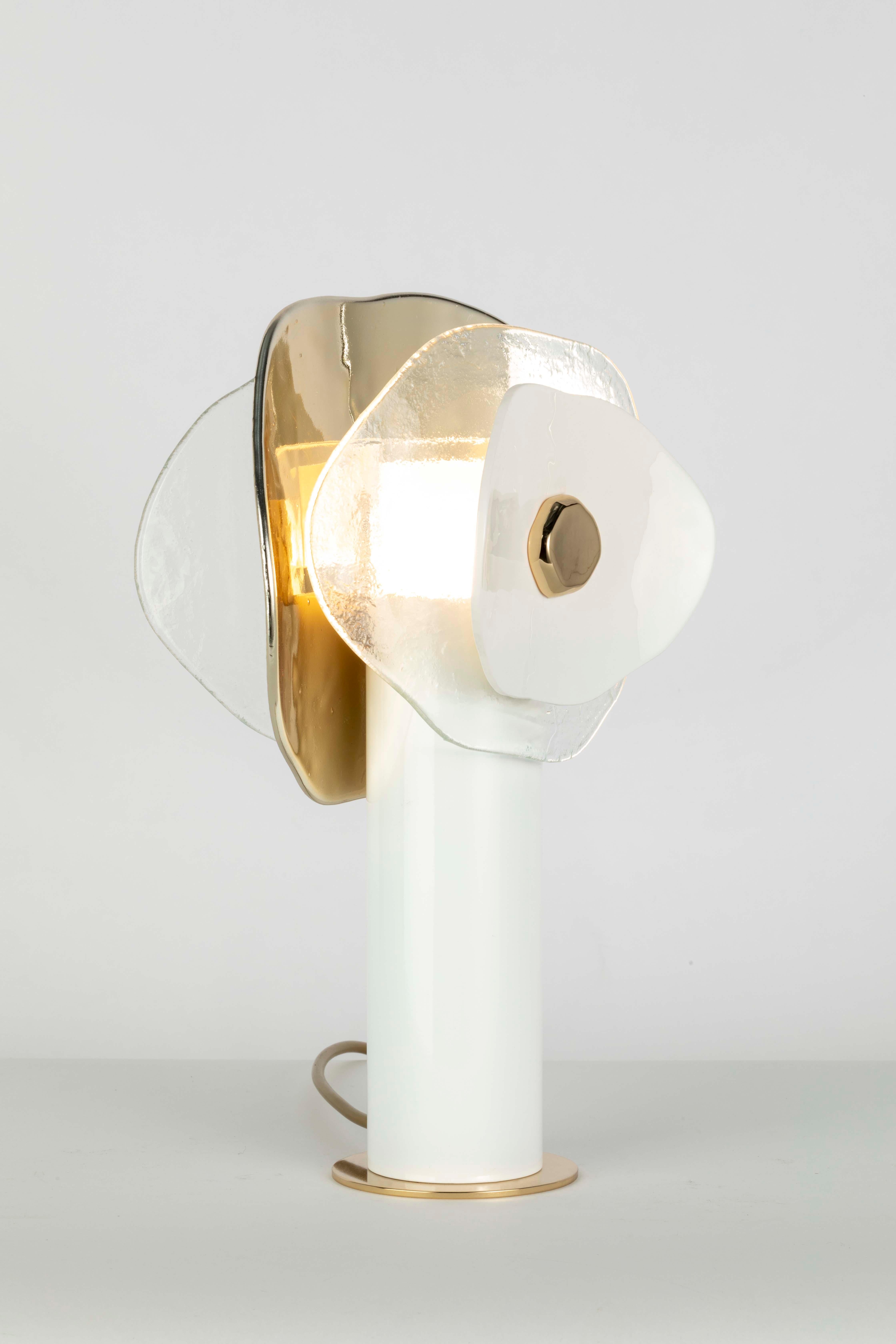Italian Luce da tavolo moderna a fiore con petali in vetro trasparente, oro e bianco in vendita