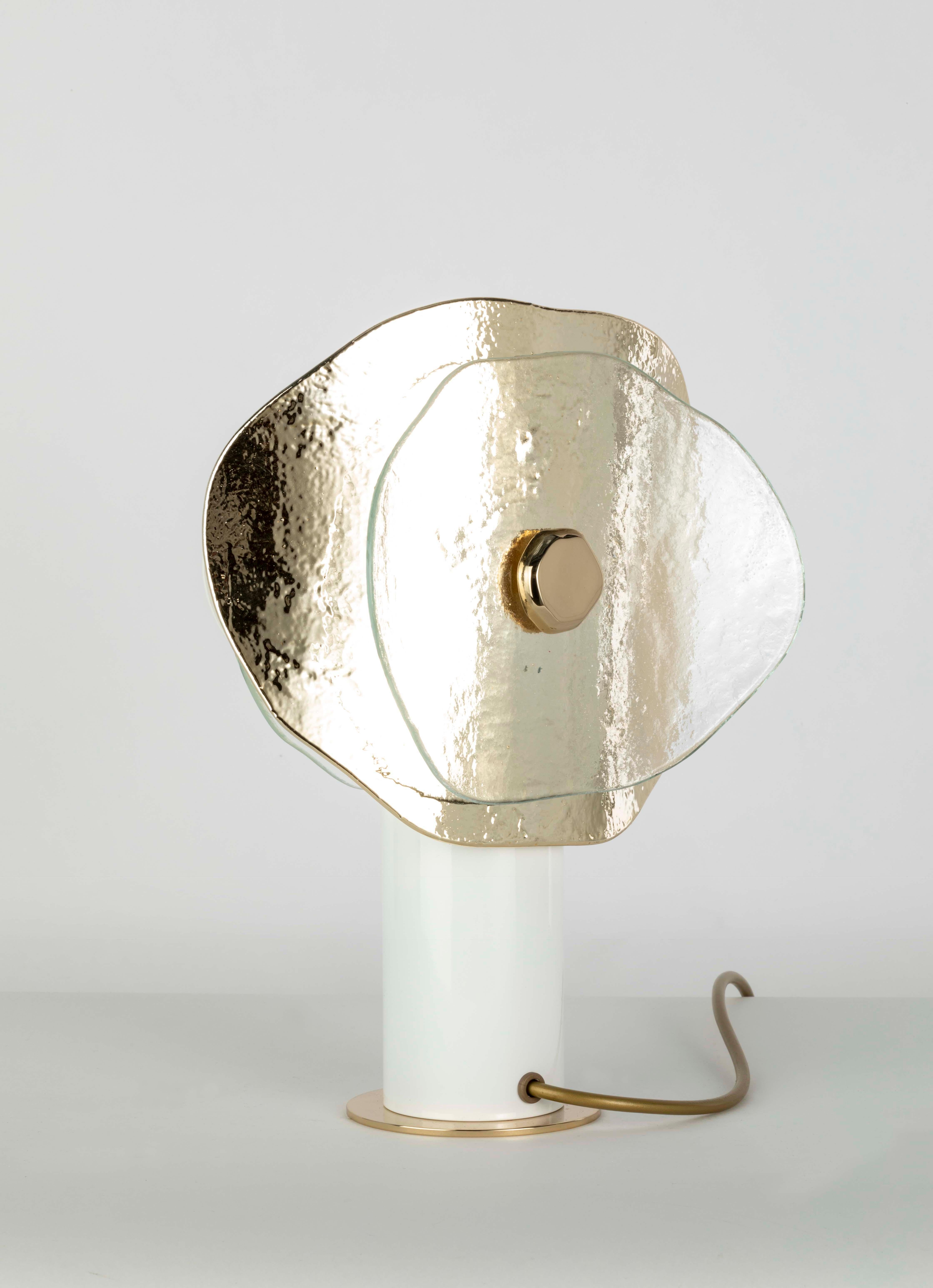 Italian Luce da tavolo moderna a fiore con petali in vetro trasparente, oro e bianco in vendita
