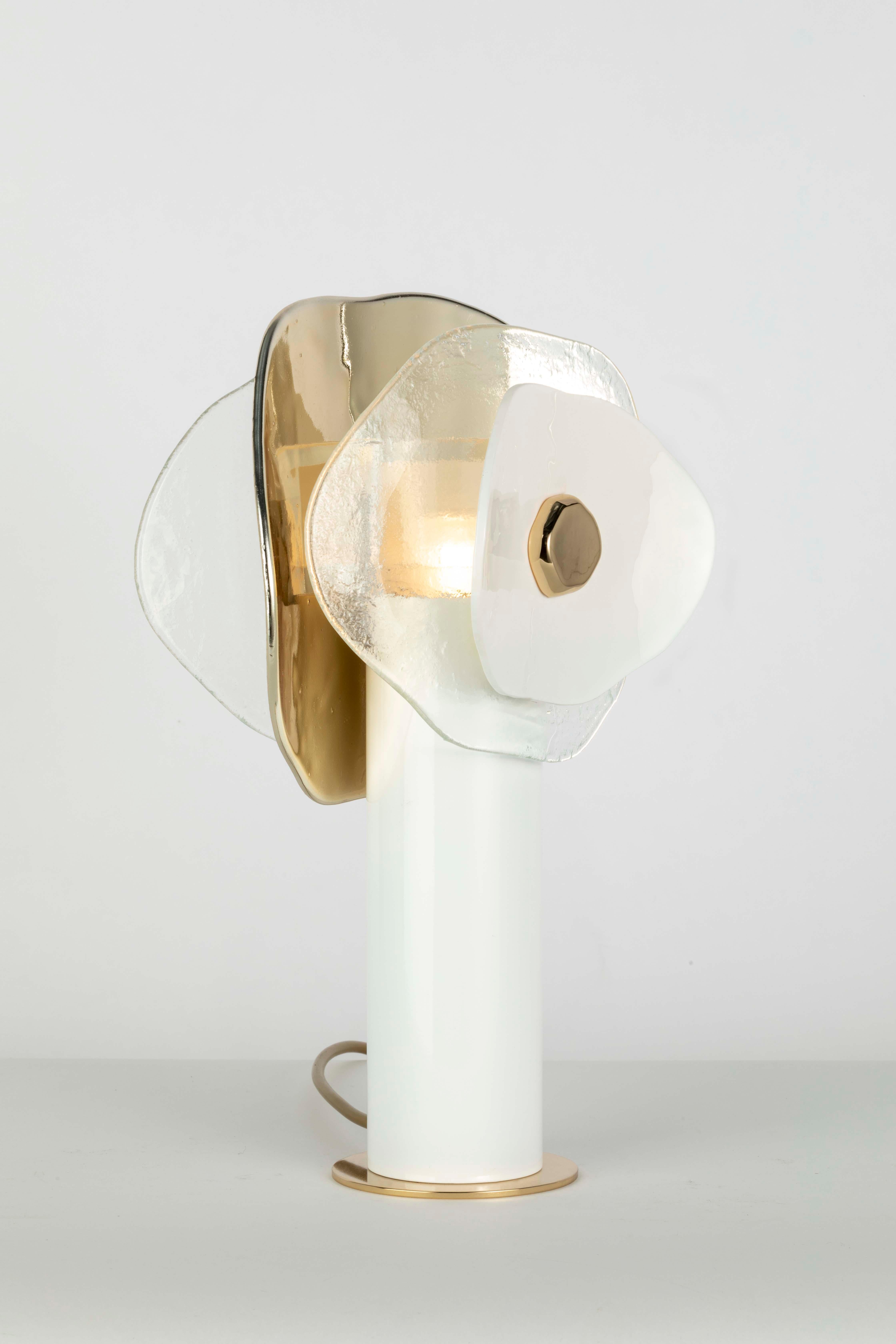 Galvanizzato Luce da tavolo moderna a fiore con petali in vetro trasparente, oro e bianco in vendita