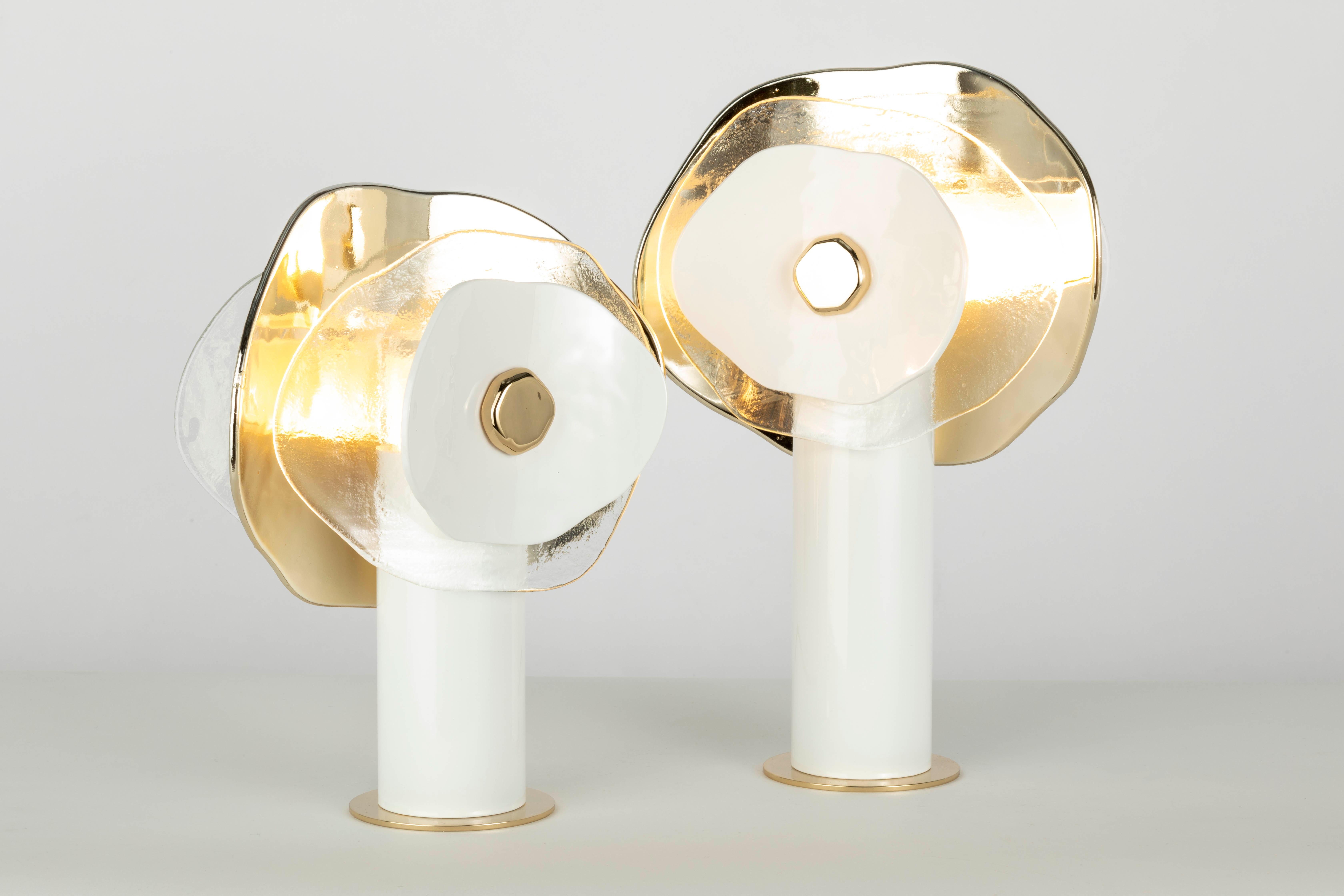 Galvanizzato Luce da tavolo moderna a fiore con petali in vetro trasparente, oro e bianco in vendita