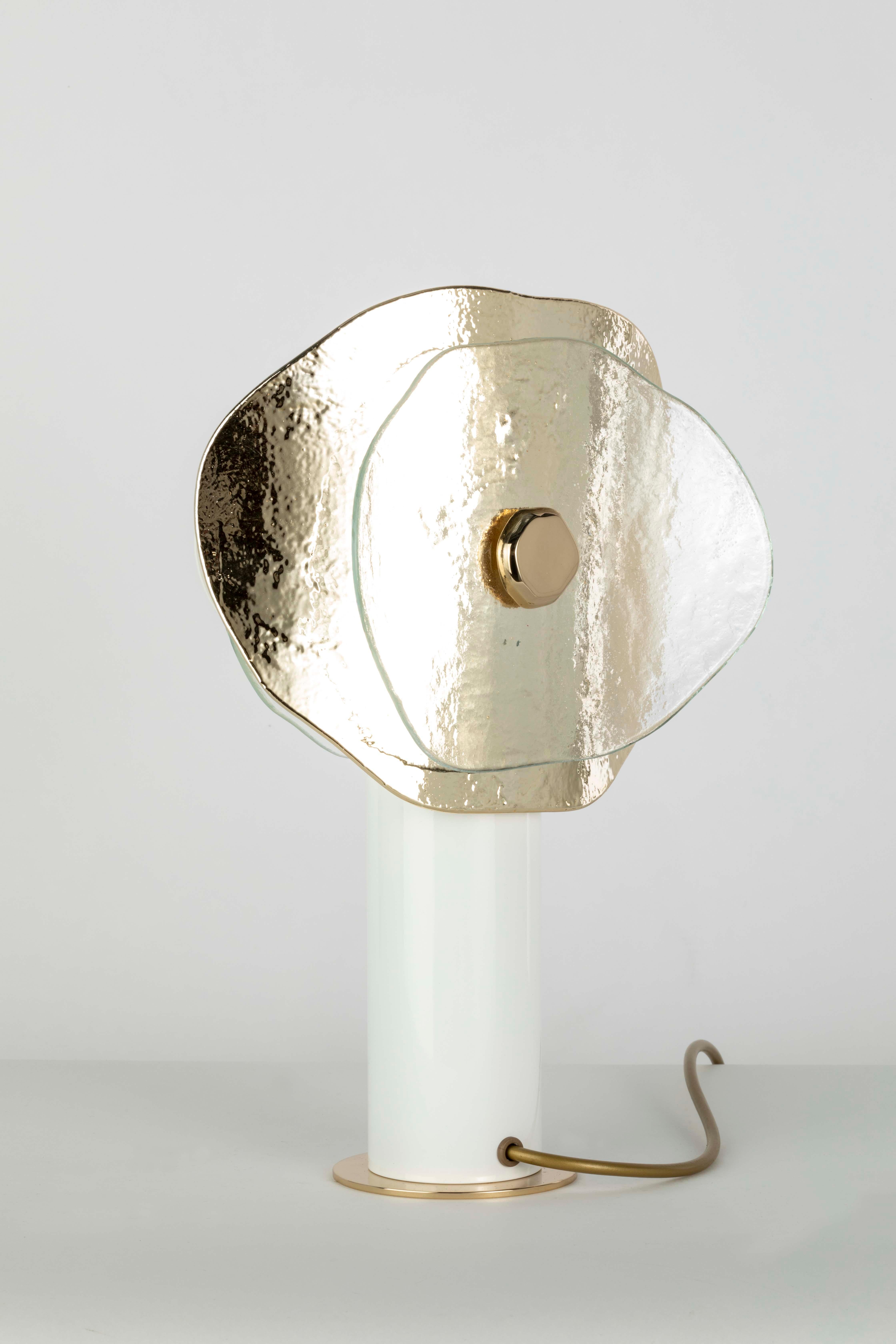 Luce da tavolo moderna a fiore con petali in vetro trasparente, oro e bianco In condizioni Nuovo in vendita a Prato, IT