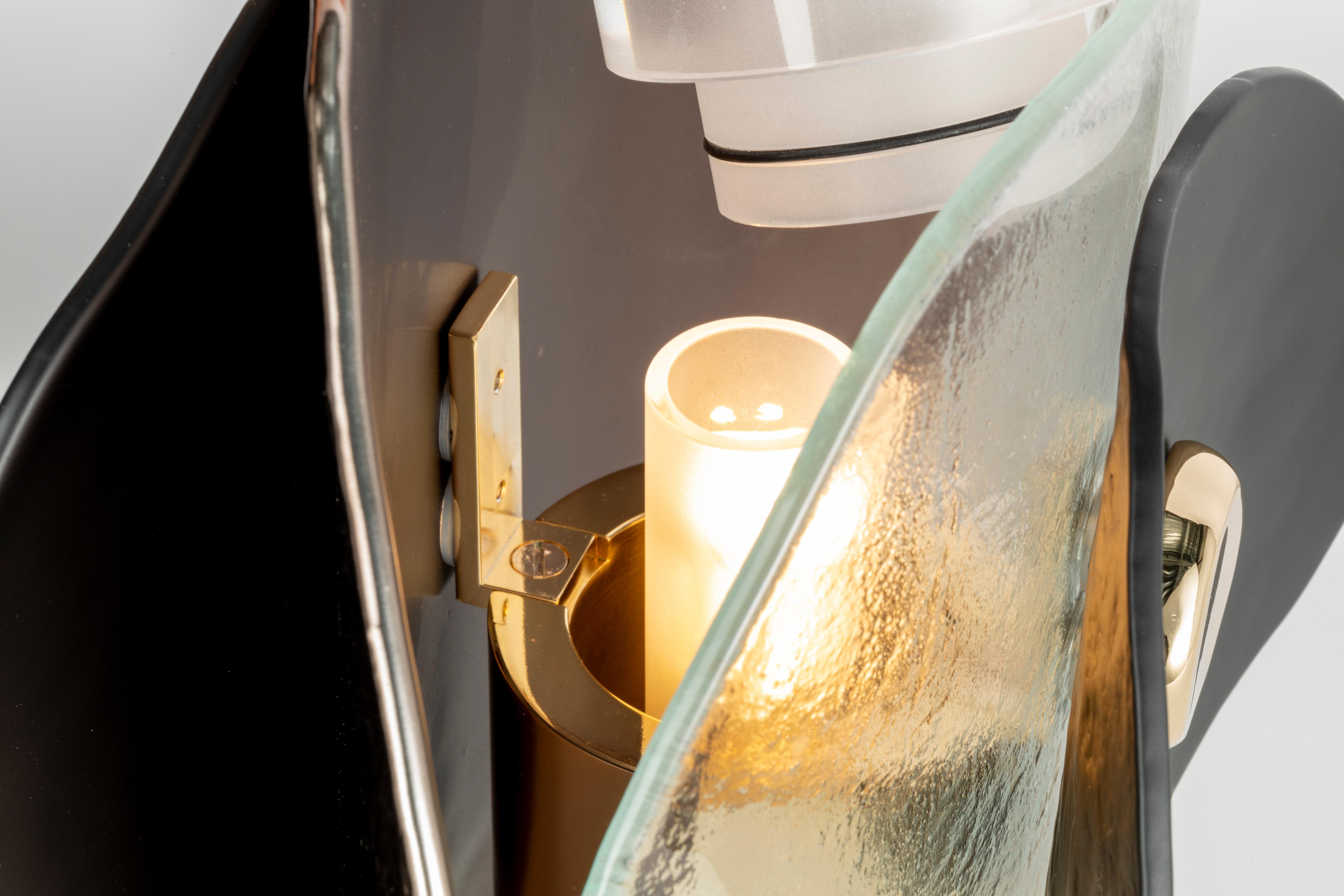 Periodo contemporaneo Luce da tavolo moderna a fiore con petali in vetro trasparente, oro e bianco in vendita