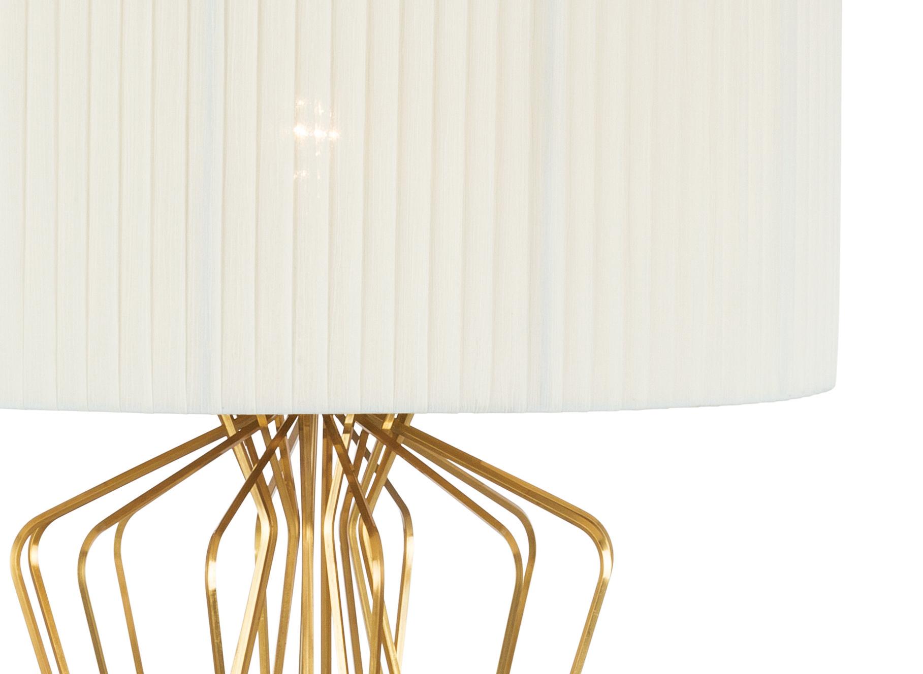 SABA Collection  Solid brass faceted rods harmoniously bend outwards, in various choreographies.
Structure in natural brass; metal base in burnished finish. Shade in ivory crepon pleated.

1 x E26/27; CE/UL certified (bulb not included).