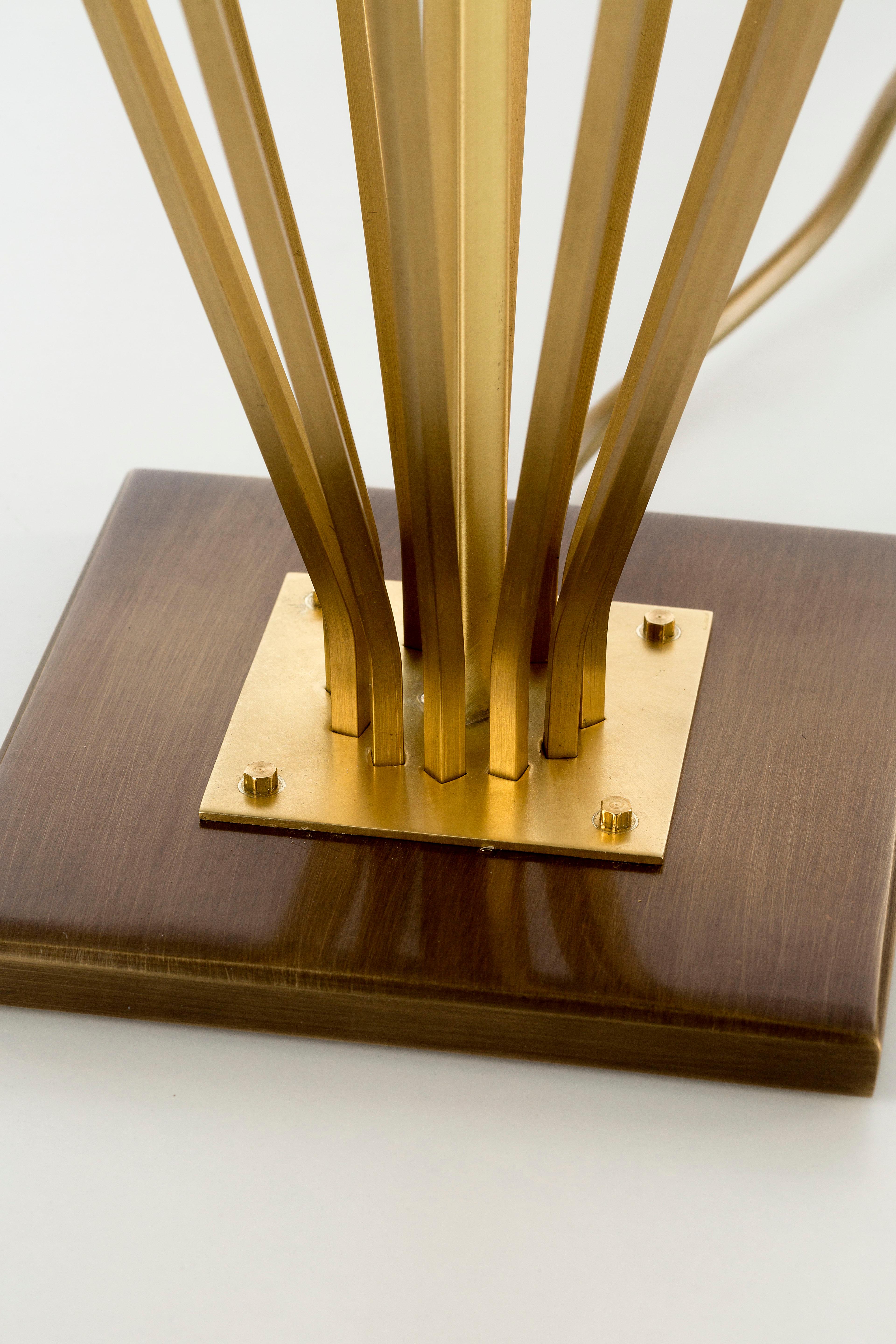 Moderne Lampe de table moderne en laiton en vente