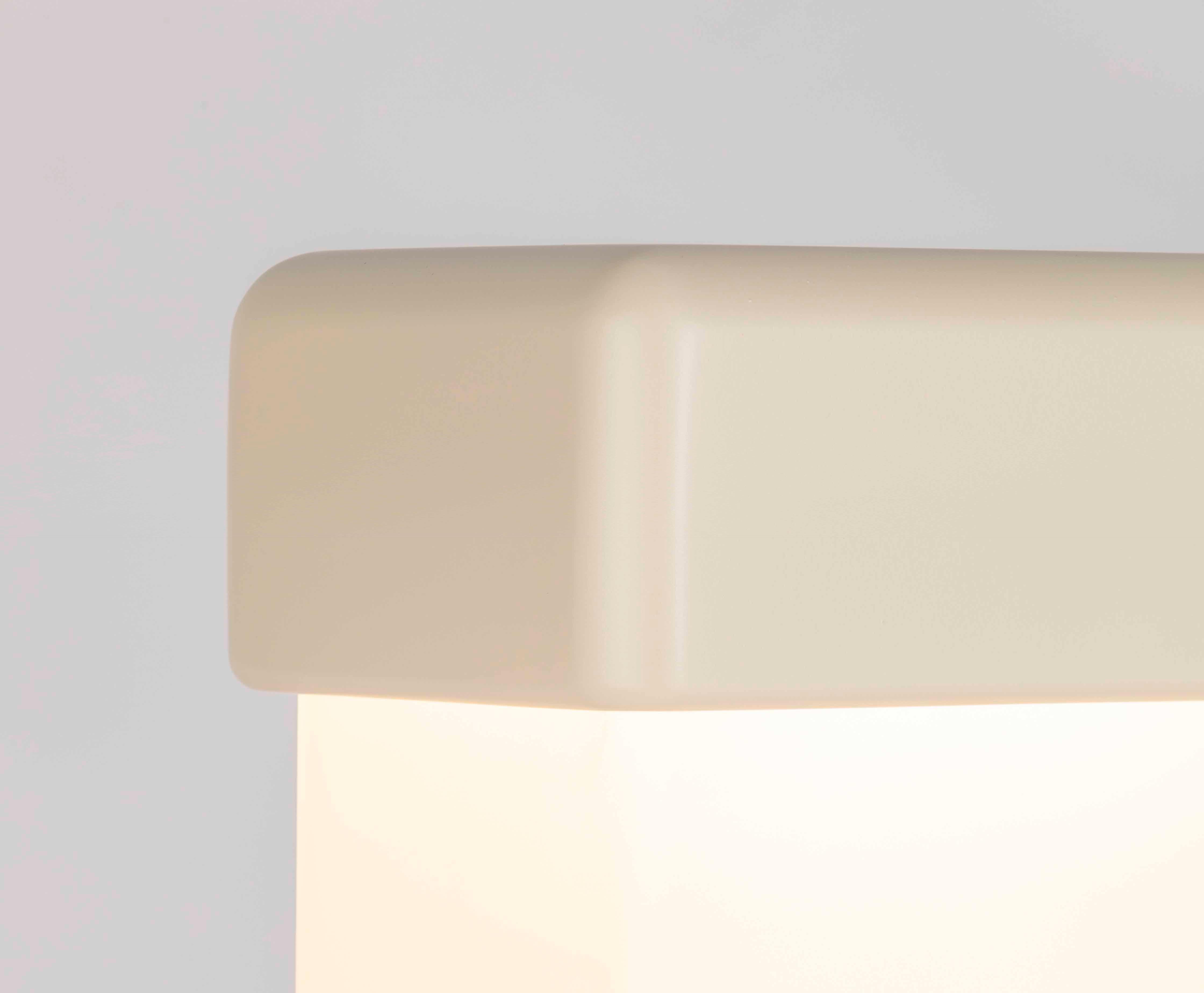 Small table lamp. Matt ivory lacquered wood top cap; frosted glass diffuser. Calacatta marble base. Ivory satin cable.
Designed by Matteo Bianchi for Officina Luce.

1 x LED module with transformer, all included. 