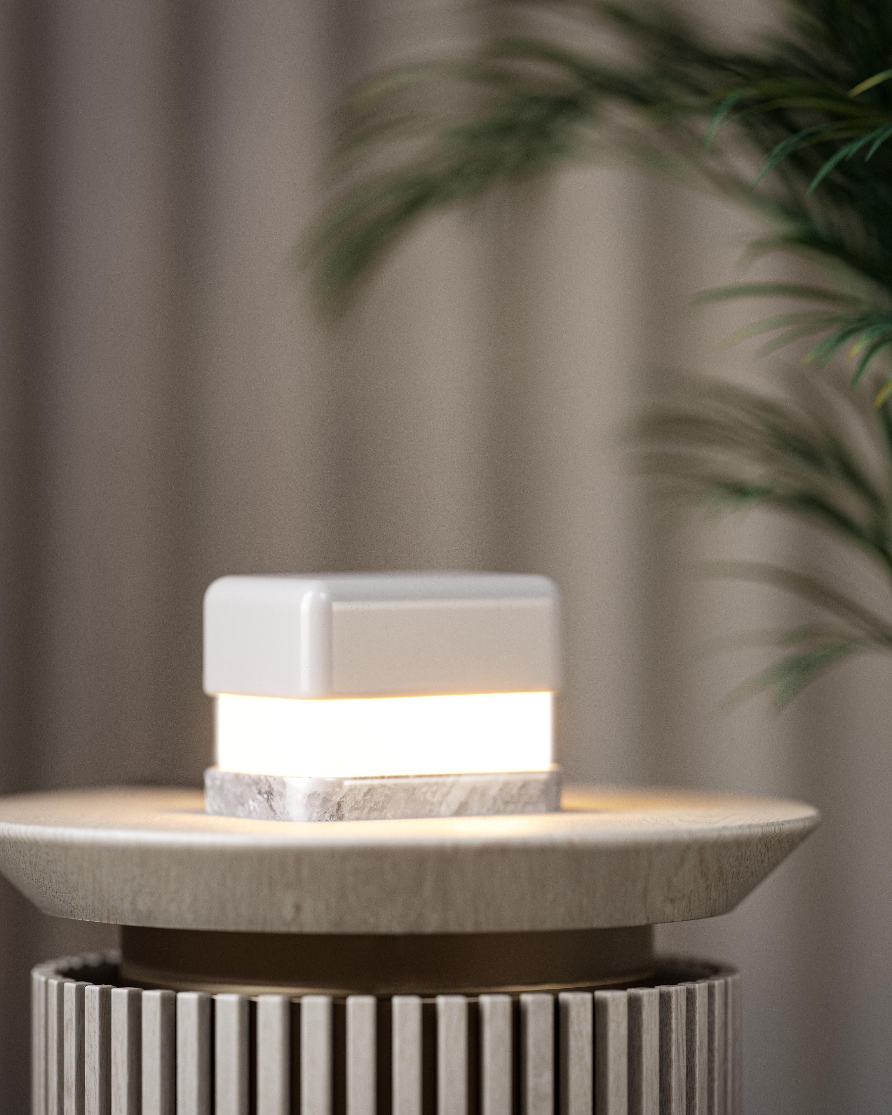 Italian Luce da tavolo moderna piccola, base ottone e calotta pastello VERDE in vendita