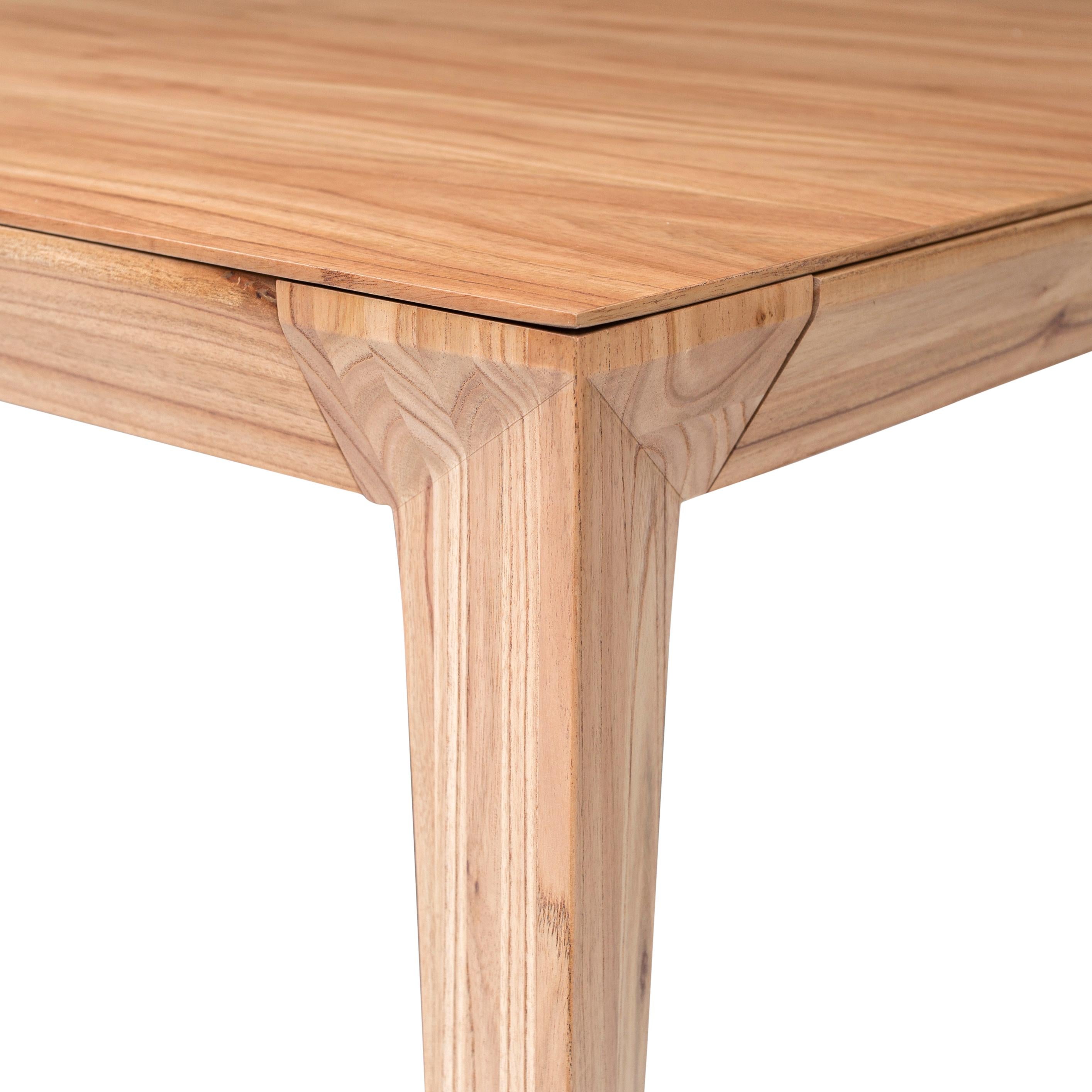 Table de salle à manger contemporaine aux proportions raffinées, la Luce est fabriquée en placage de bois de teck avec un spacieux plateau plaqué de 86 pouces. Conçue par l'équipe d'Uultis Design, sa silhouette est épurée et déterminée, mettant en