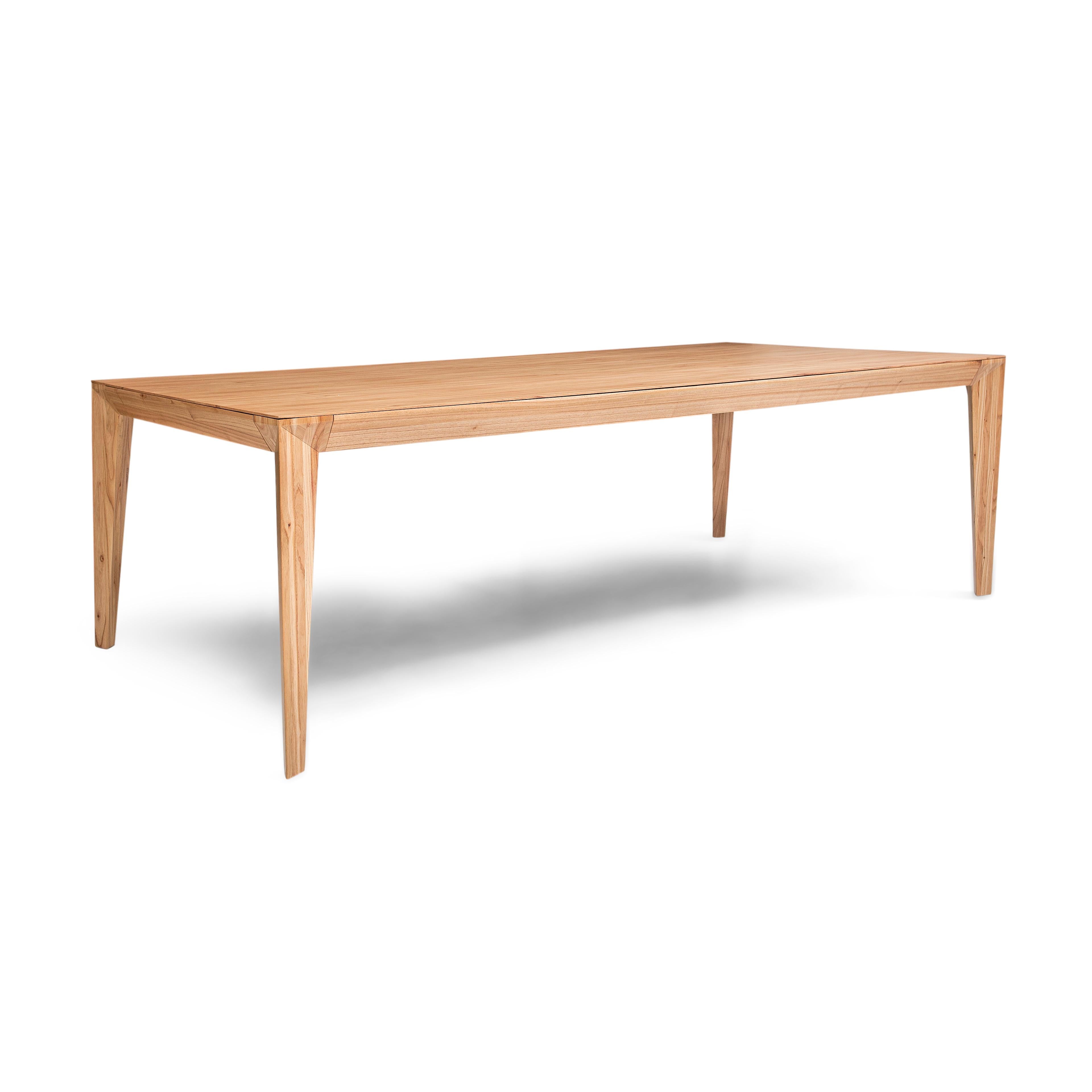 Moderne Table de salle à manger 86 pouces en teck avec plateau plaqué et pieds fuselés - Collection Luce en vente