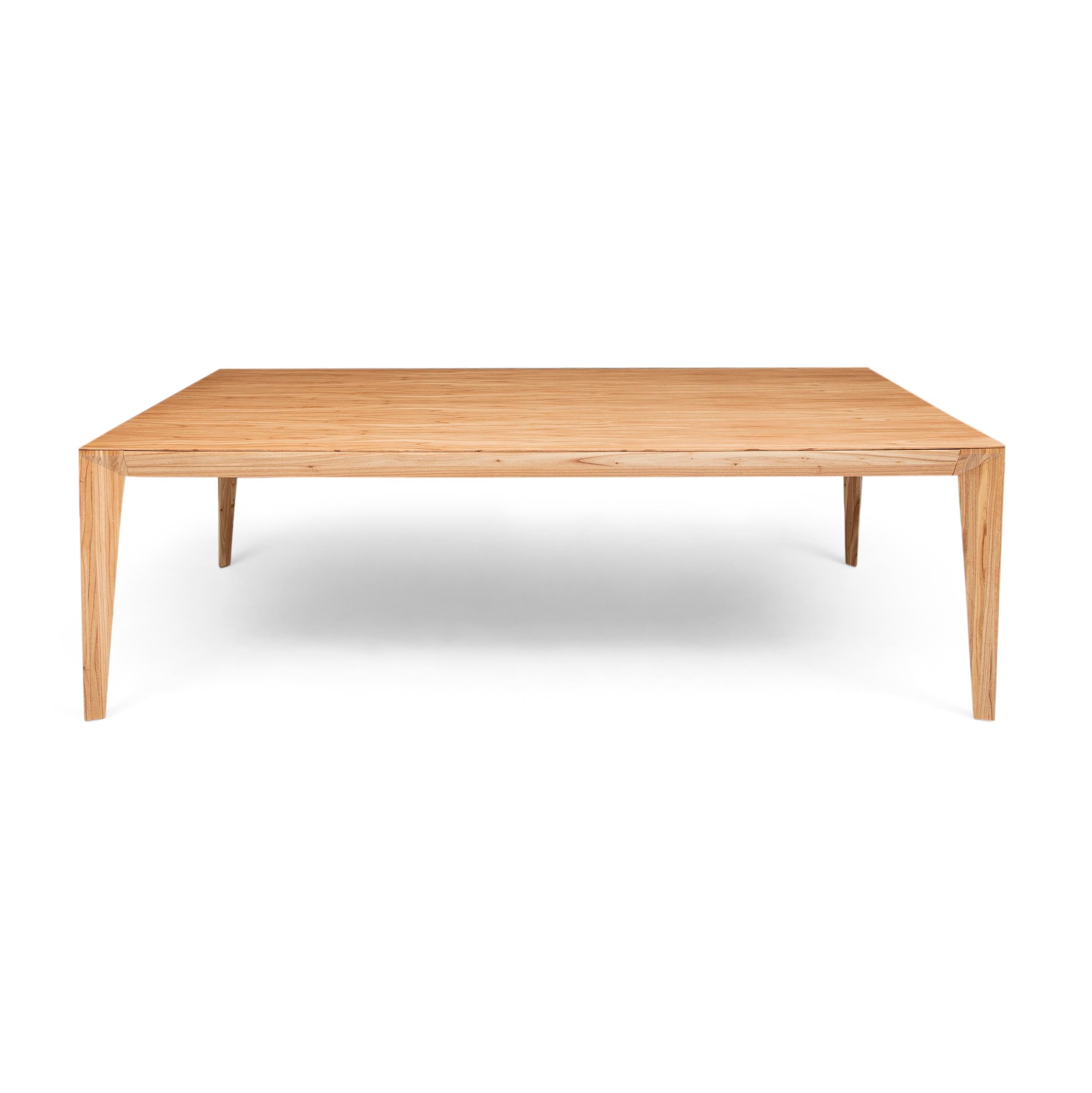 Brésilien Table de salle à manger 86 pouces en teck avec plateau plaqué et pieds fuselés - Collection Luce en vente