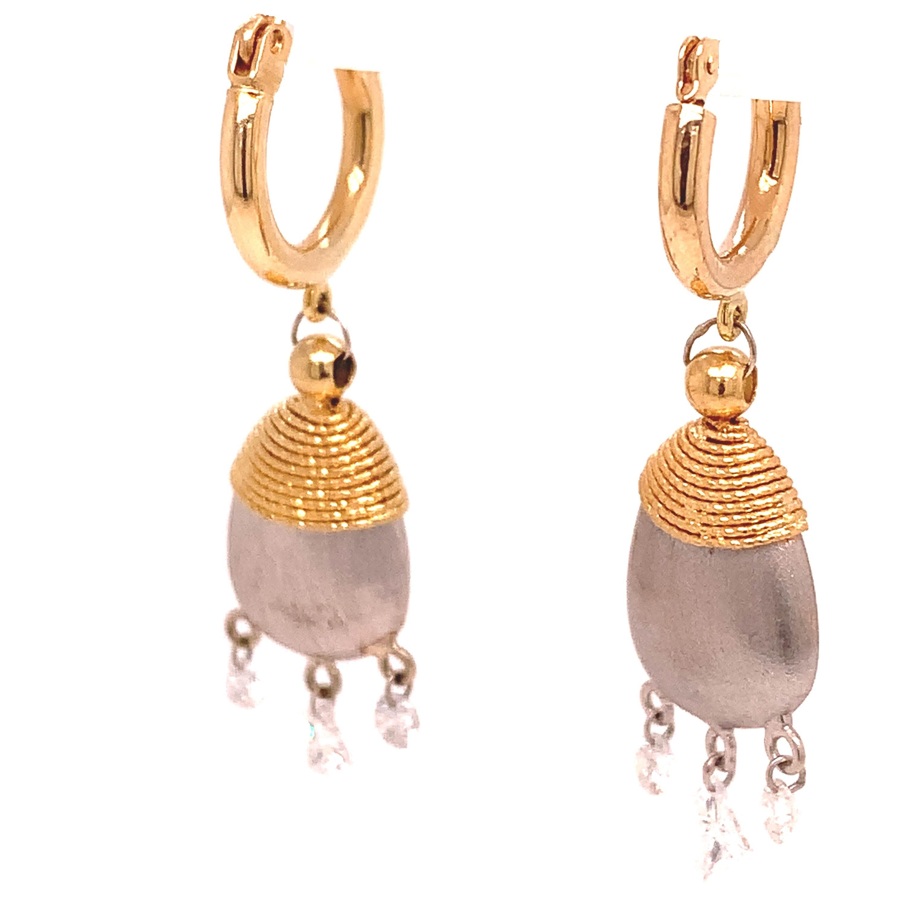 Dainty Collection

Yellow Gold drop earrings, each set with 3 elegantly sparkling diamonds totaling 0.76 carats