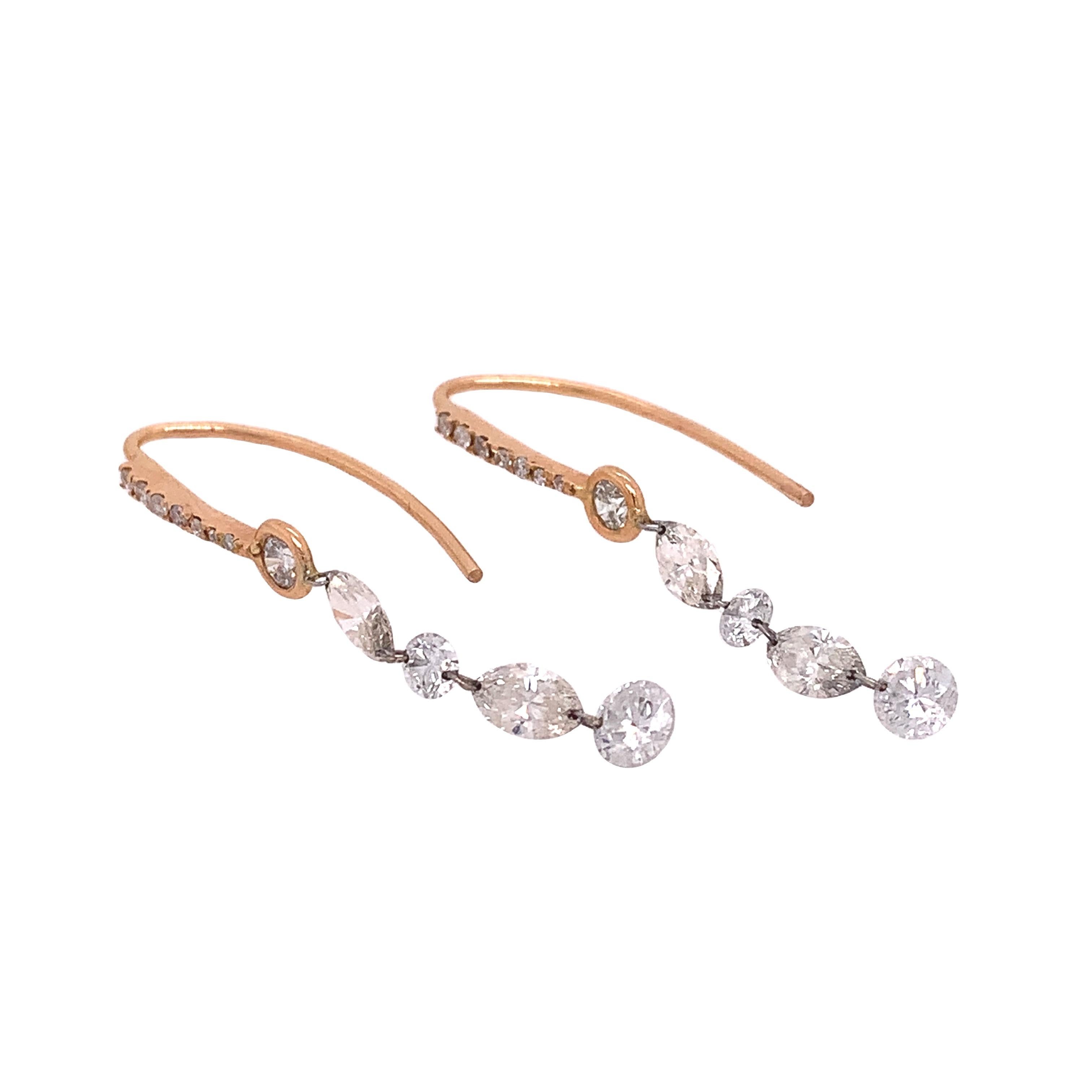 Sammlung baumelnder Diamanten,

In dieser Kollektion befreit Lucea ihre gemischten Diamanten aus 18 Karat Roségold, indem sie sie mit einem Platinring durchbohrt, der sie frei baumeln lässt.

Diamant; 1,62ct Gesamtgewicht.
Alle Diamanten sind