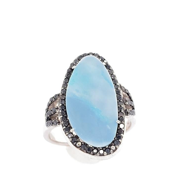 Contemporain Lucea New York Bague en opale australienne avec diamants noirs accentués en vente