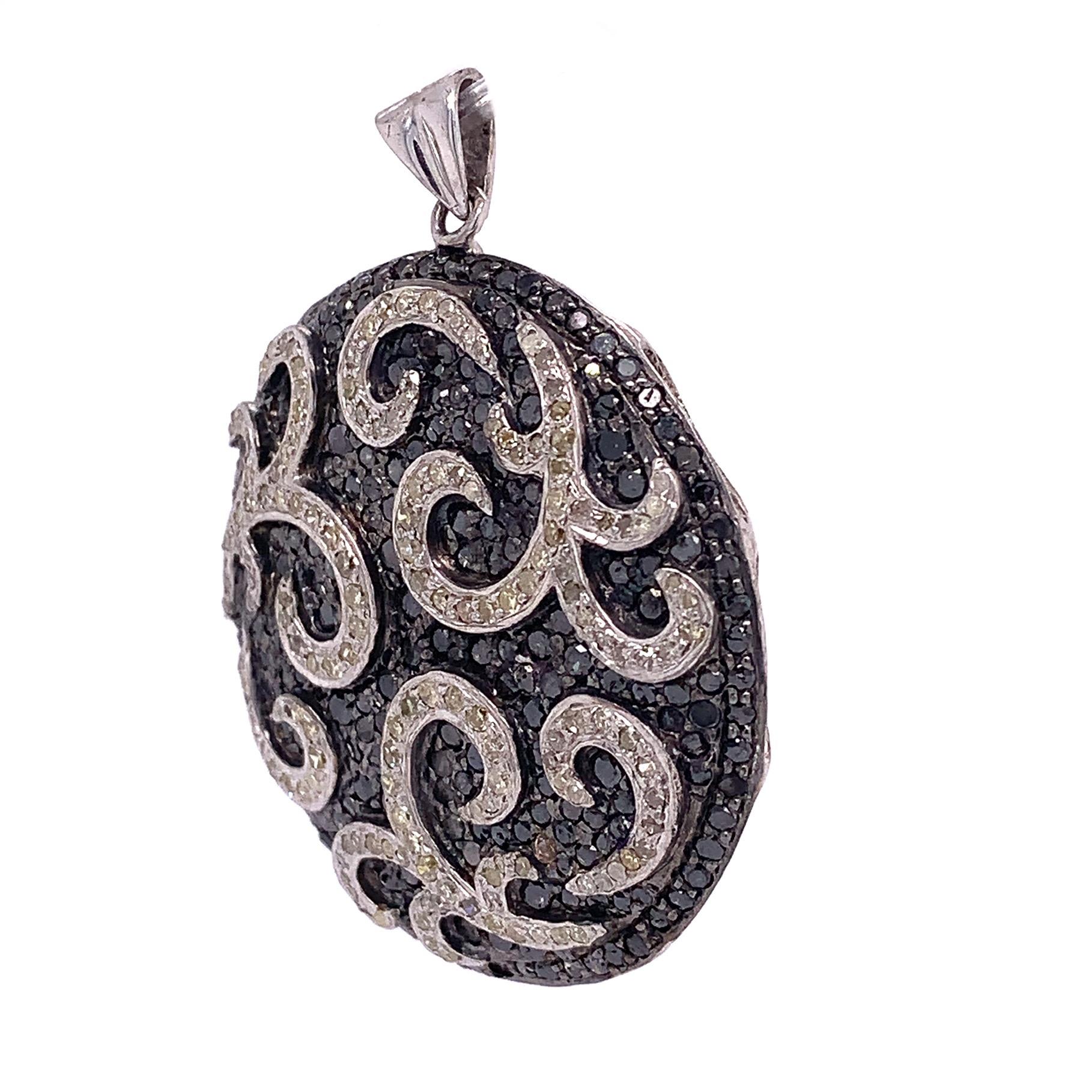 Life in color Collection

Combination of Black and White Diamond grotesque pendant set in Sterling Silver plated.

Black Diamond: 3.30ct total weight.
Diamond: 1.01ct total weight.
