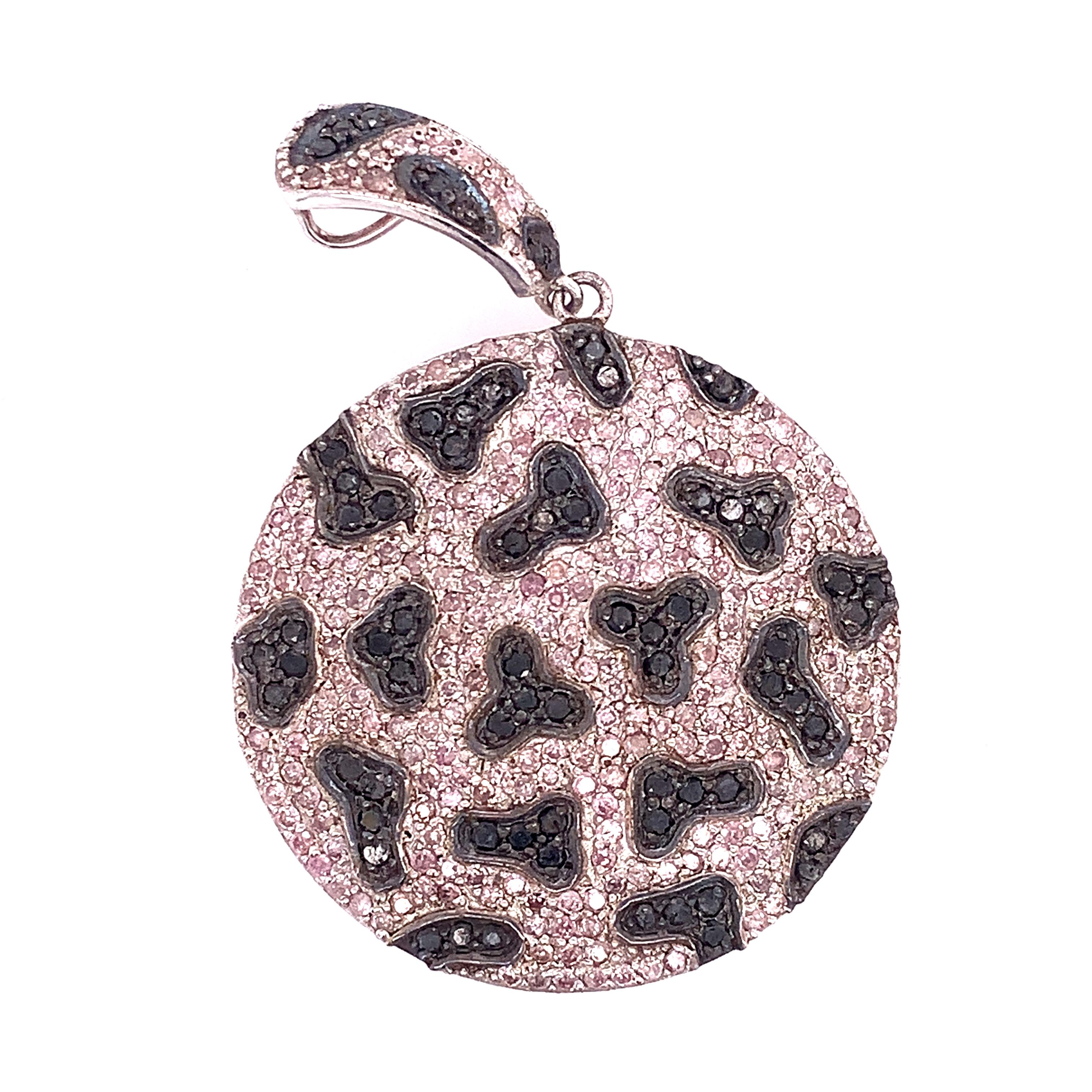 Life in color collection

Black & White icy diamonds are set in circle disc silver plate.

Black Diamond : 1.35ct total weight.
Diamond : 2.86ct total weight.