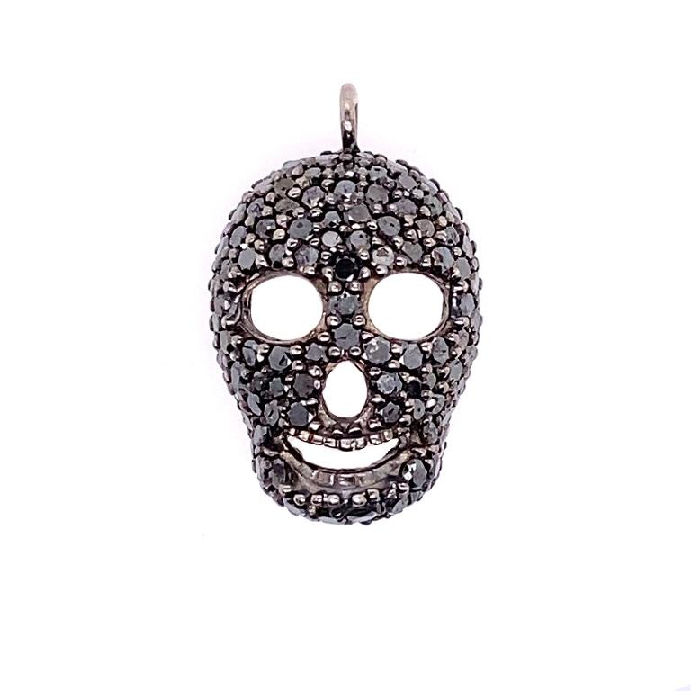 Colección Vida en Color 

Simpáticos colgantes de calavera de diamante negro y granate tsavorita engastados en plata de ley ennegrecida. Es un regalo estupendo, ¡o quédatelos para ti! 
Ambos miden 3/4 de pulgada de alto. La cadena se vende por