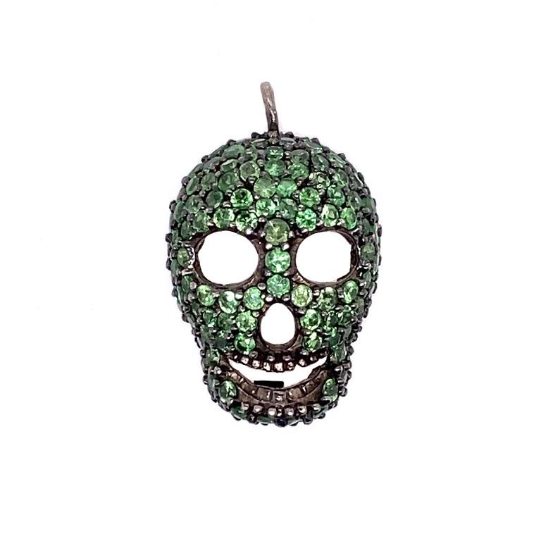 Juego de dos colgantes de calavera de diamante negro y granate tsavorita de Lucea New York Contemporáneo en venta