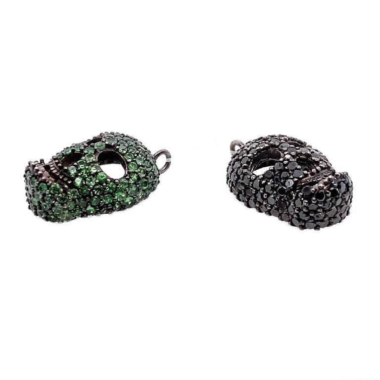 Juego de dos colgantes de calavera de diamante negro y granate tsavorita de Lucea New York Corte redondo en venta