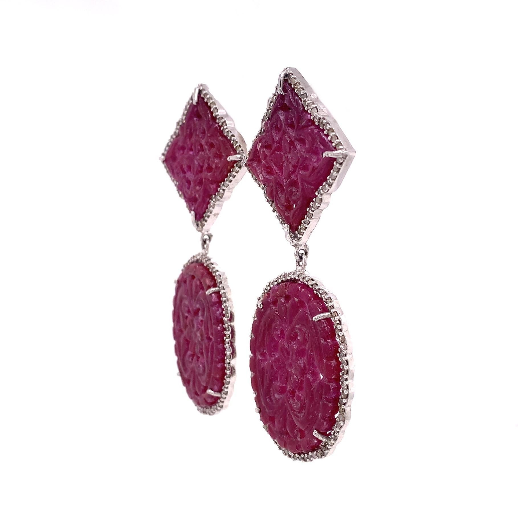 Leben in Farbe Kollektion

Ein wunderschöner, handgefertigter, natürlich geschnitzter Rubin, umhüllt von eisigen Diamanten. Diese Statement-Ohrringe sind aus Sterling Silber gefertigt.

Rubin: 74,62ct Gesamtgewicht.
Diamant: 1,84ct Gesamtgewicht.