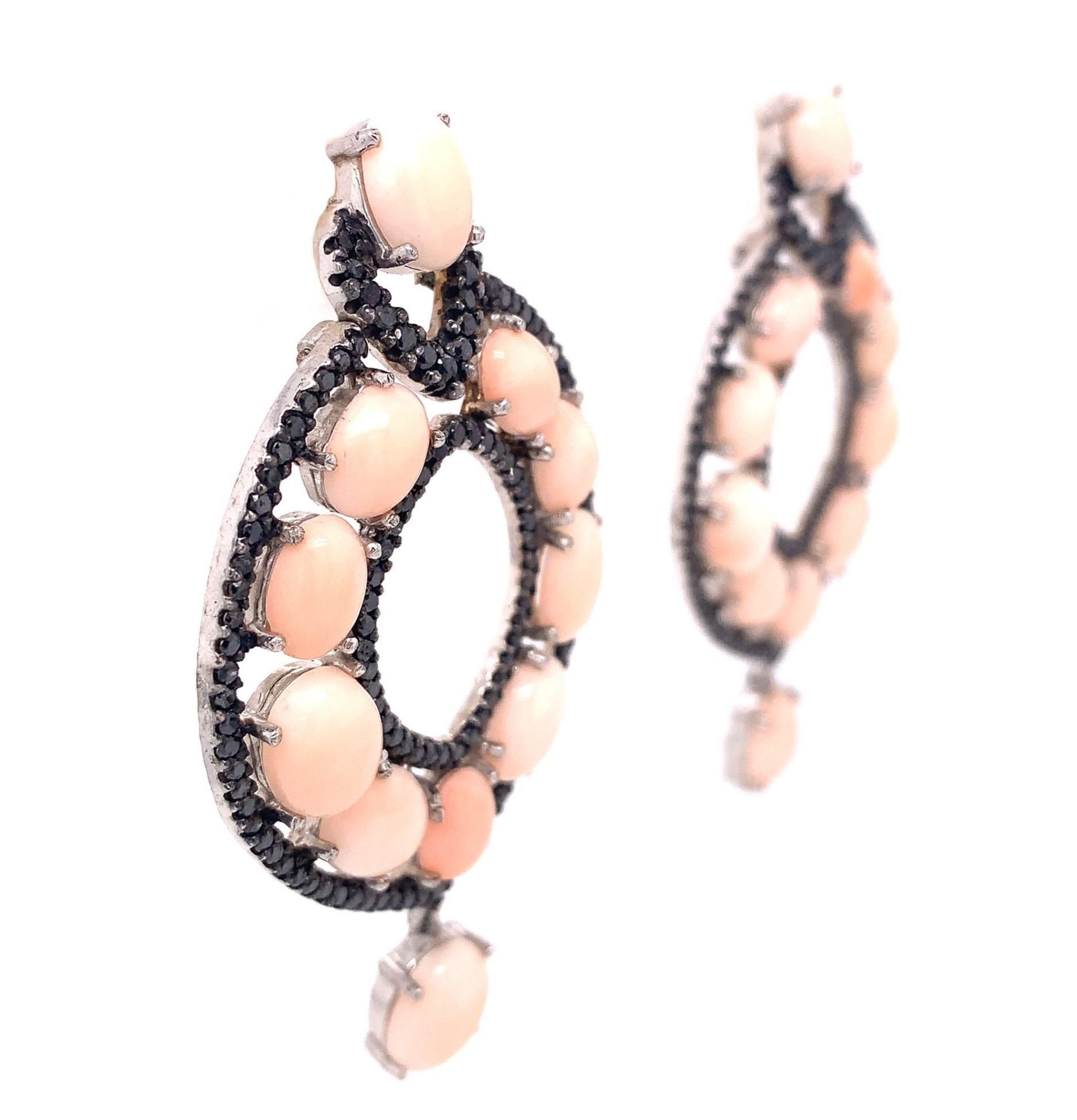 Collezione Vita a colori

Un fantastico orecchino con un divertente corallo e un diamante nero. Incastonato in A. Silver.

Corallo: 53,92ct di peso totale.
Diamante: 5,69ct peso totale.