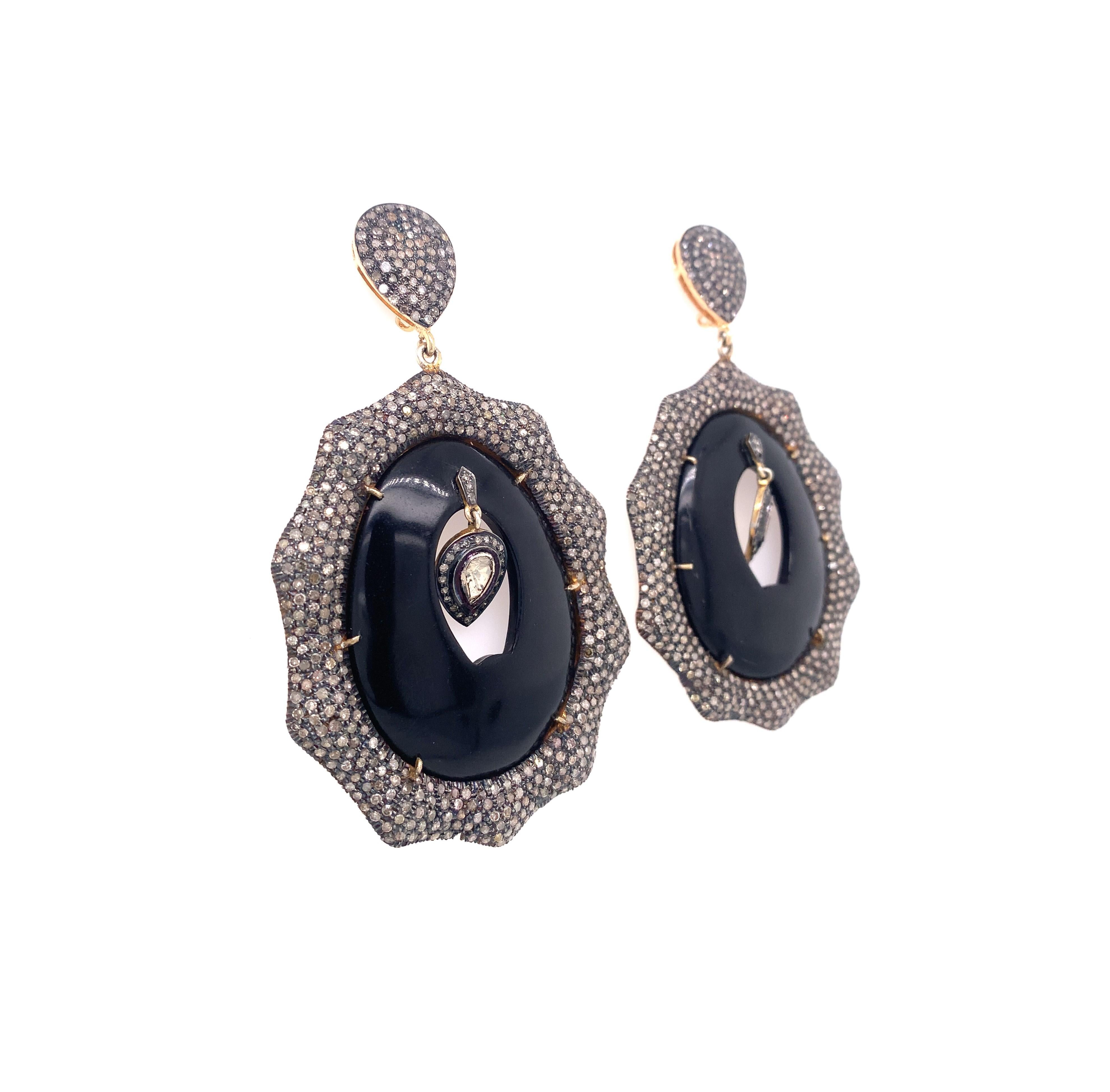 Rustic collection

Black Enamel with icy Diamonds statement earring set in silver and 14k yellow gold plating.

Diamond: 11.71ct total weight.