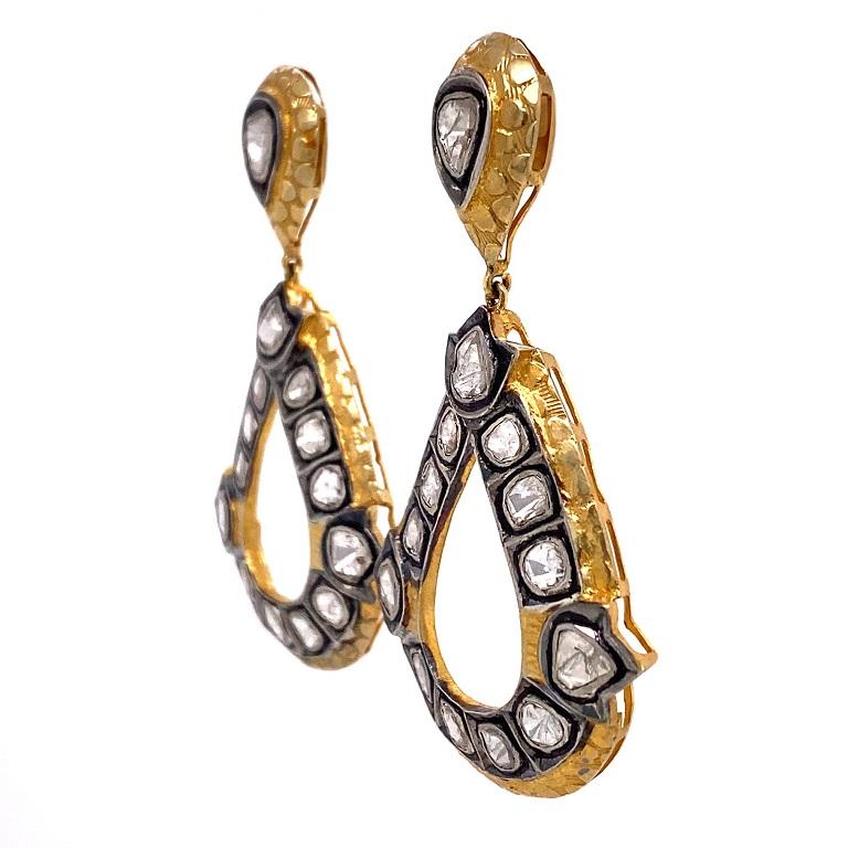 Collezione rustica 

Orecchini a lampadario con texture bicolore e diamanti polki incastonati in argento sterling e placcatura in oro 14K.

Diamanti: 3,35 ct di peso totale.