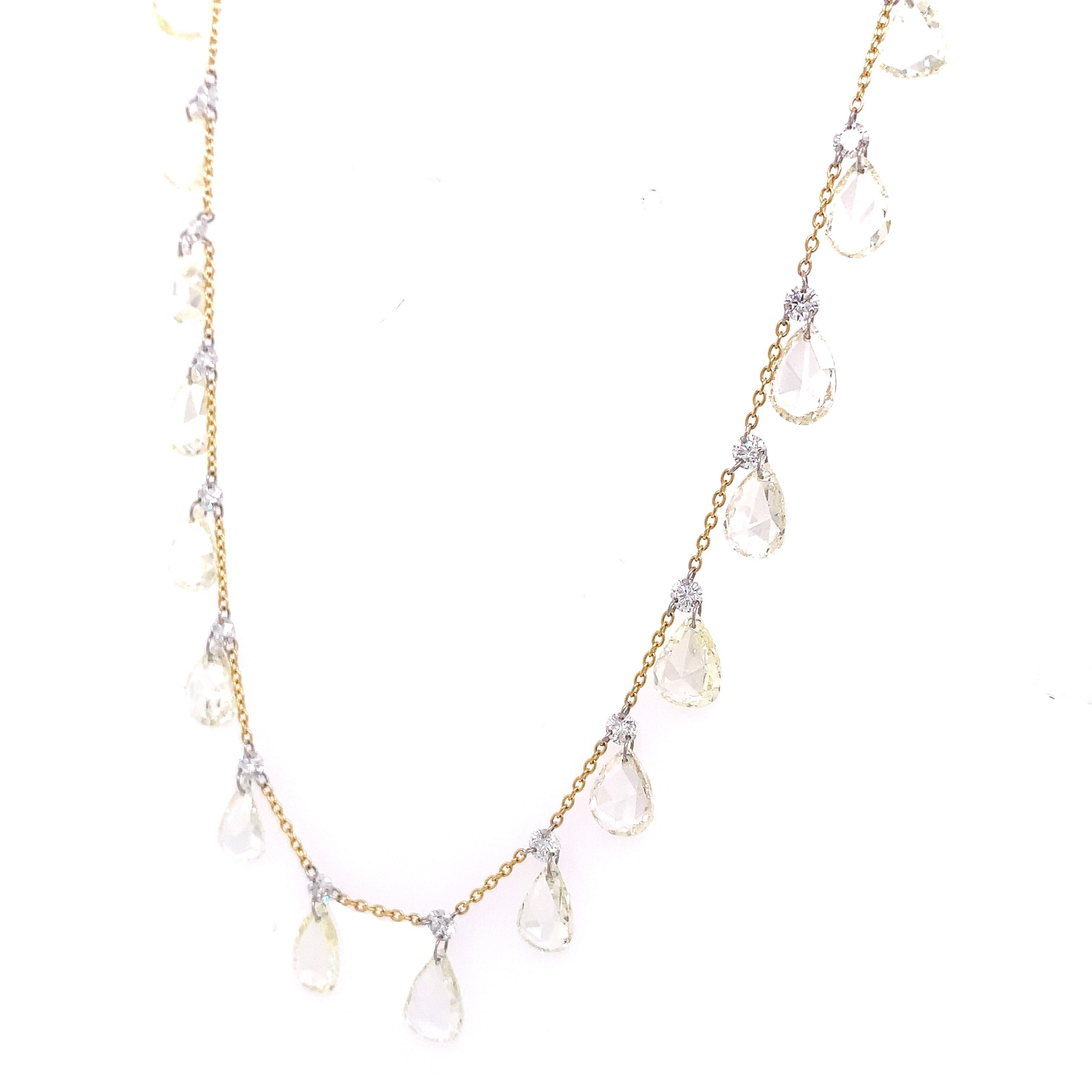 Collezione di diamanti pendenti,

In questa collezione Lucea libera i suoi diamanti per consentire la massima brillantezza del diamante, forandoli con un anello di platino e lasciandoli penzolare liberamente. Questo pezzo in oro 18 carati è