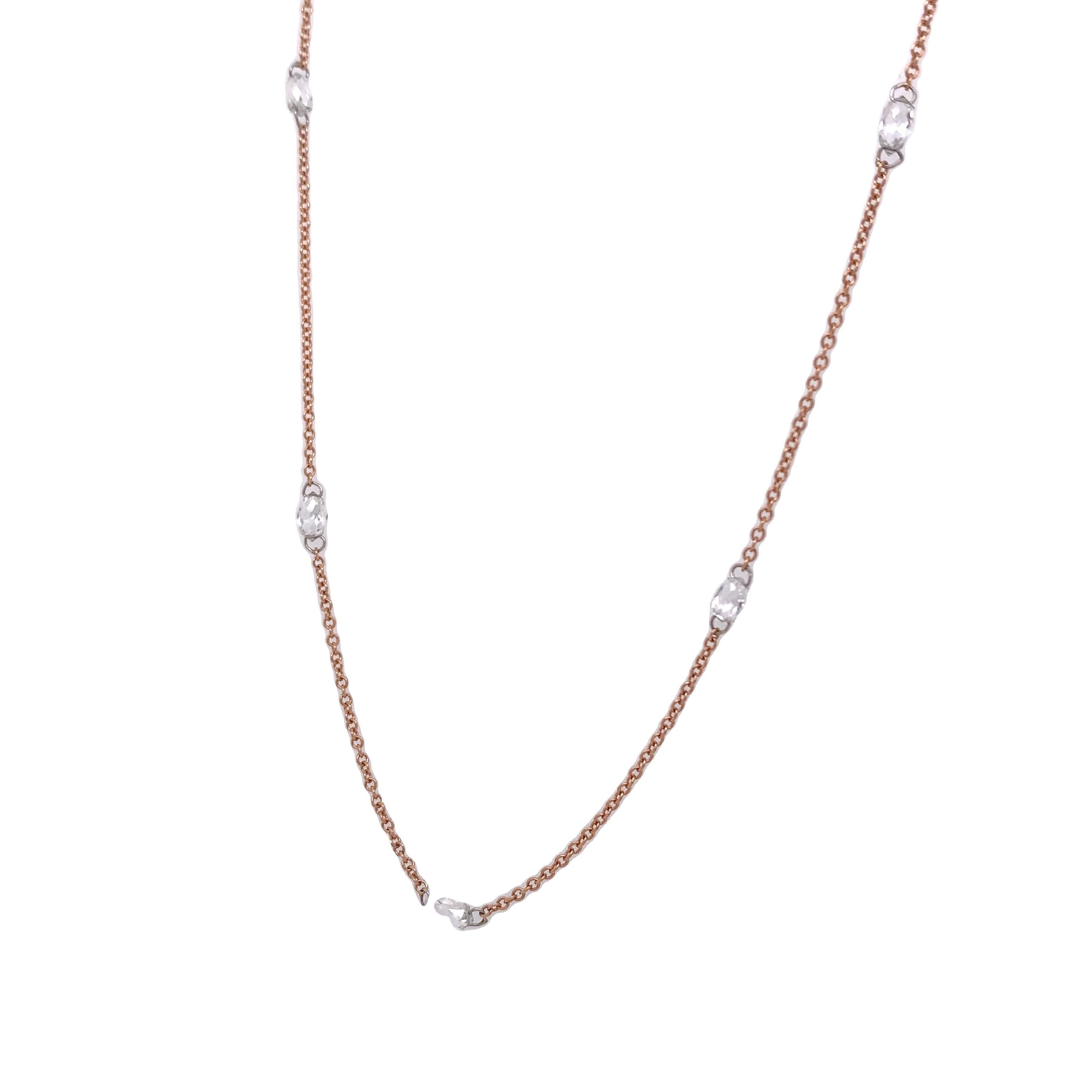 Collezione di diamanti pendenti,

Le maglie in oro rosa 18 carati separano ogni diamante della collana a catena Briolette, con le pietre distanziate di un centimetro. Il foro praticato a mano su entrambe le estremità della briolette permette di