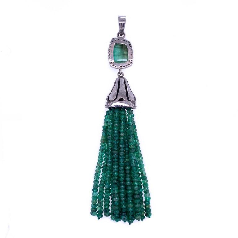 Evergreen Kollektion 

Smaragd im Rosenschliff mit Diamanten und Smaragd-Perlenquasten, gefasst in abgedunkeltem Sterlingsilber. 

Smaragde: 38,83ct Gesamtgewicht.
Diamanten: 0.68ct Gesamtgewicht. 
