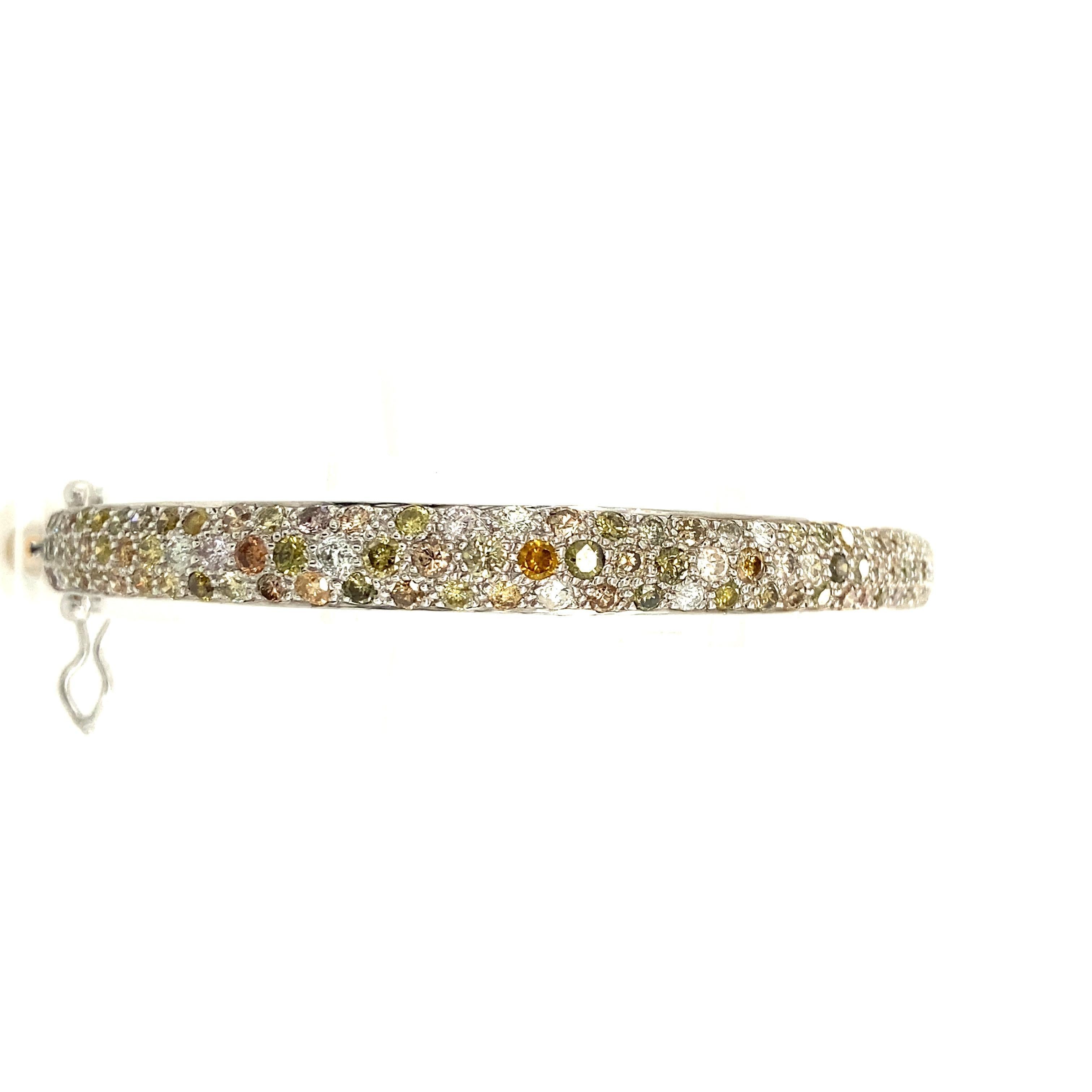 Sunshine Collection

Bangle bracelet pave set fancy Diamonds on sterling silver.

Diamond: 4.31ct total weight.