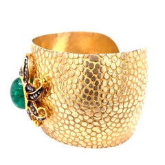 Lucea New York Brazalete martillado de diamantes y esmeraldas rústicas