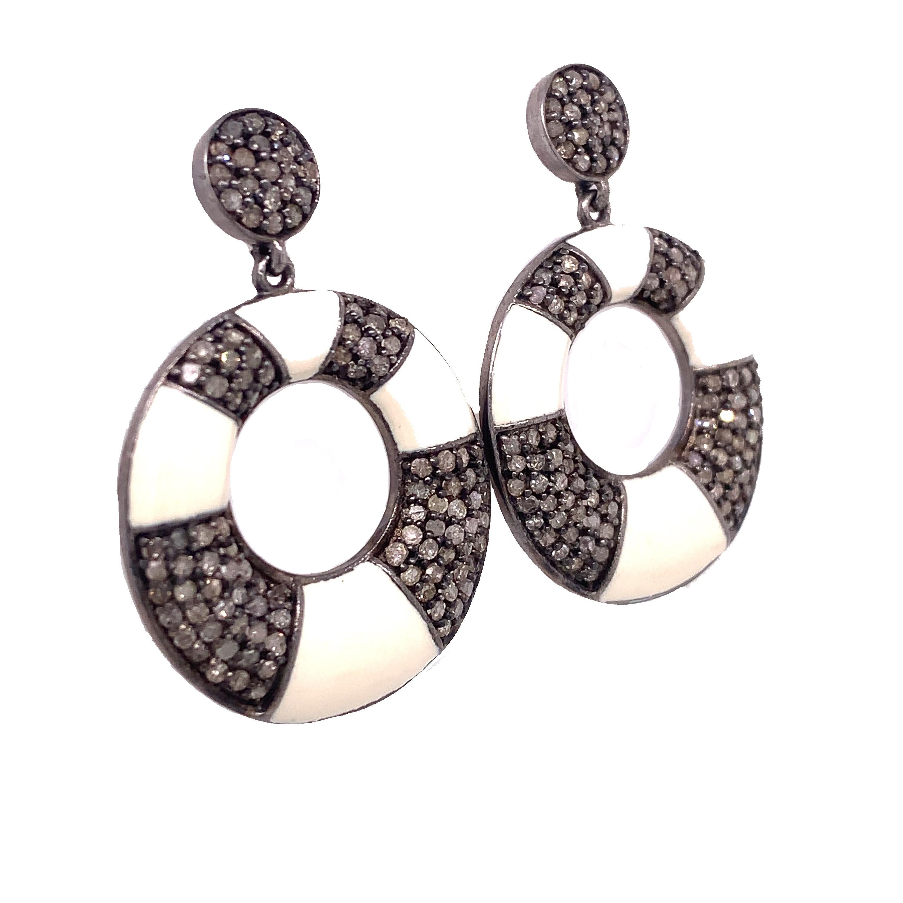 Life in color Collection

White Enamel with icy Diamonds set in blackened Sterling Silver to create one of a kind frontal dangle earrings.