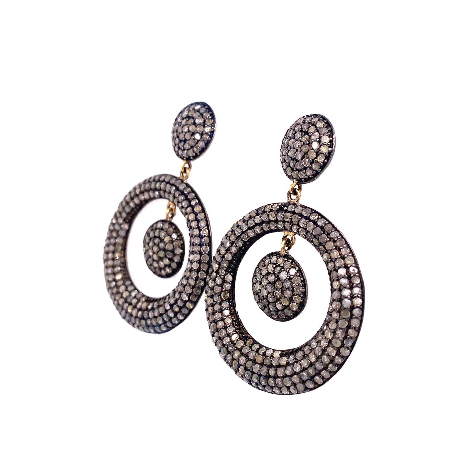 Collection Rustique

Boucles d'oreilles pendantes en forme de cercle en argent sterling noirci et plaqué or jaune 14 K.

Diamant Icy : 4,00 ct poids total.