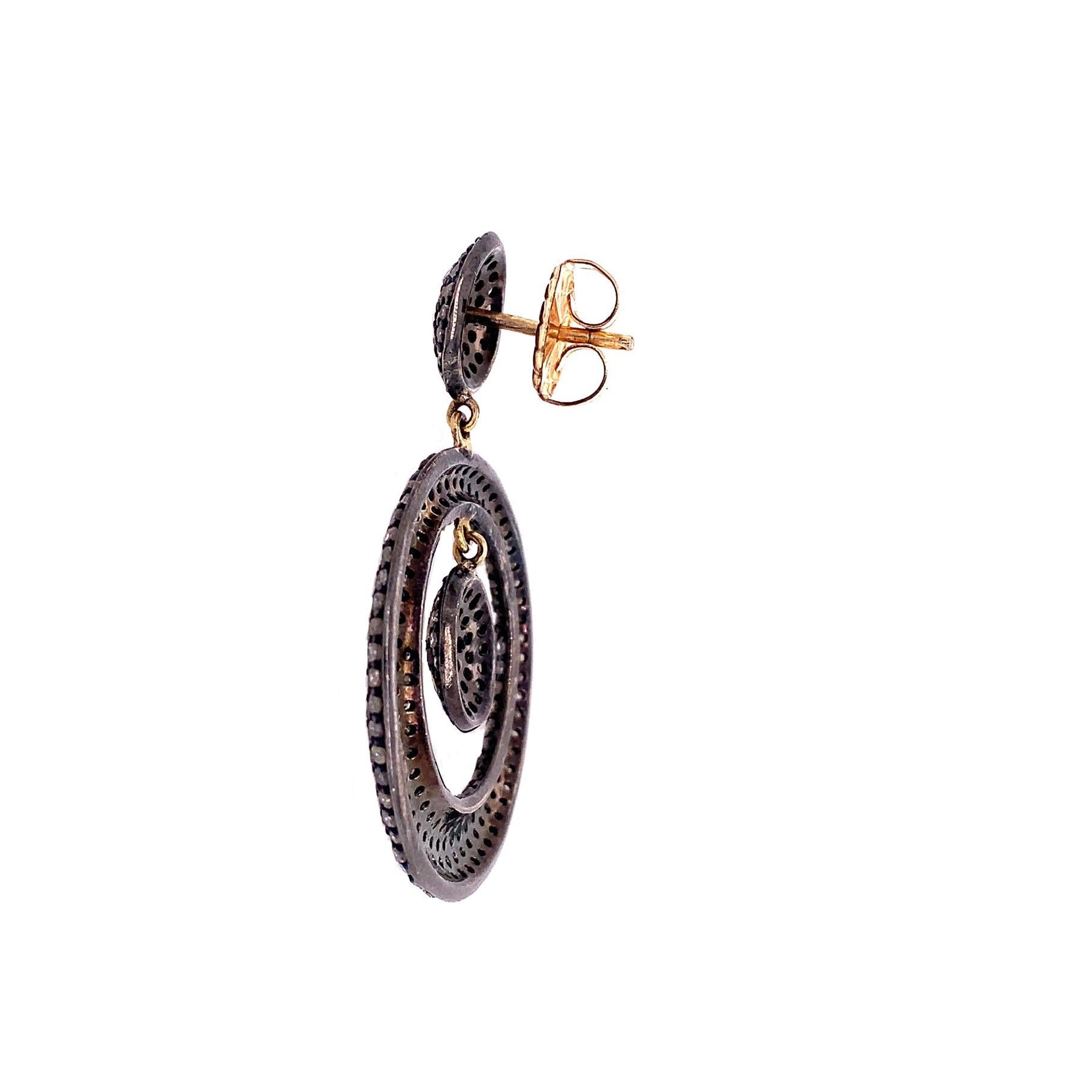 Taille ronde Lucea New York, boucles d'oreilles en goutte en forme de cercle en diamants glacés en vente